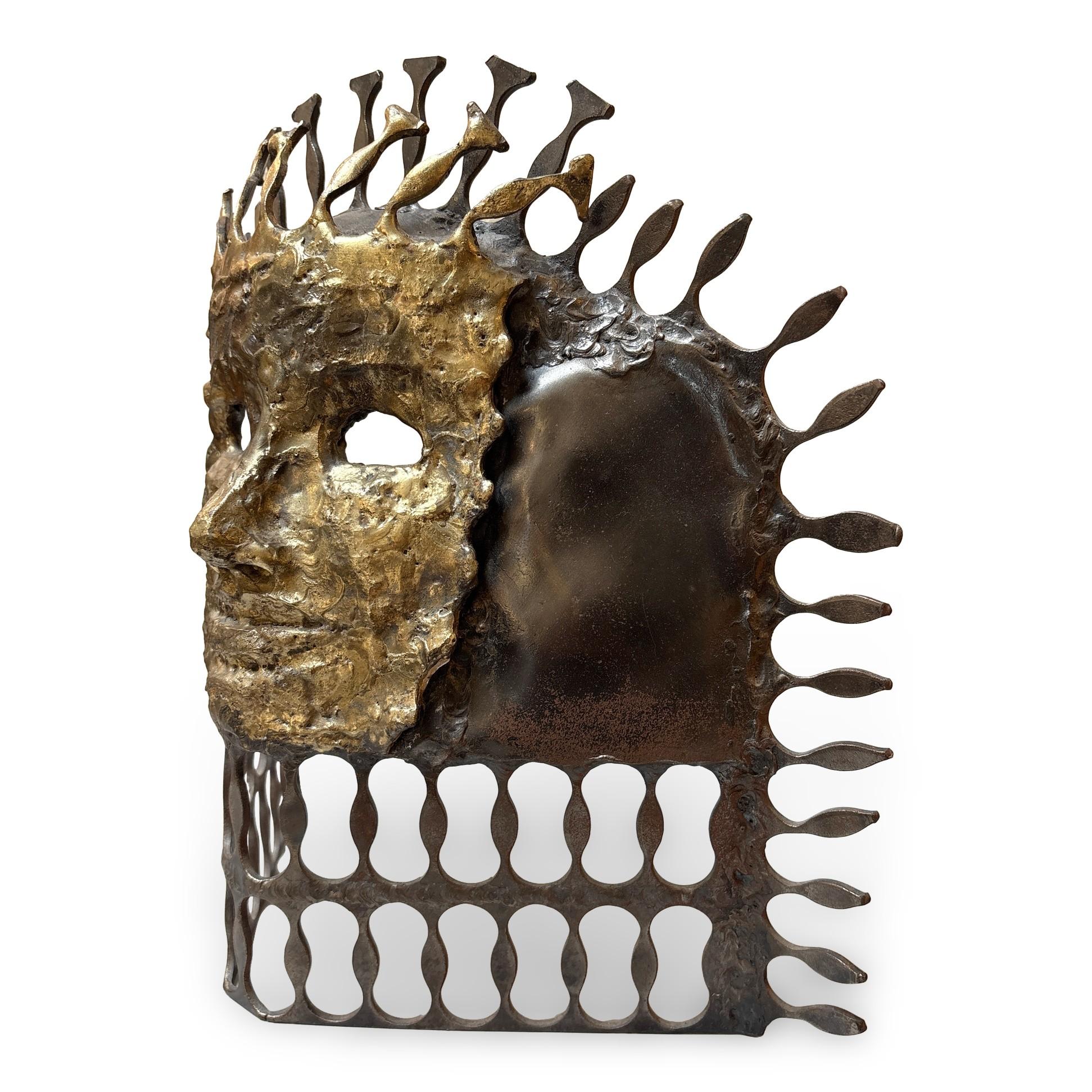 Maschera brutalista in acciaio saldato e bronzo degli anni '70 dell'artista newyorkese Suzanne Benton. Benton è una scultrice, artista di maschere, stampatrice e pittrice e questo pezzo è un eccellente esempio del suo stile distintivo e della sua