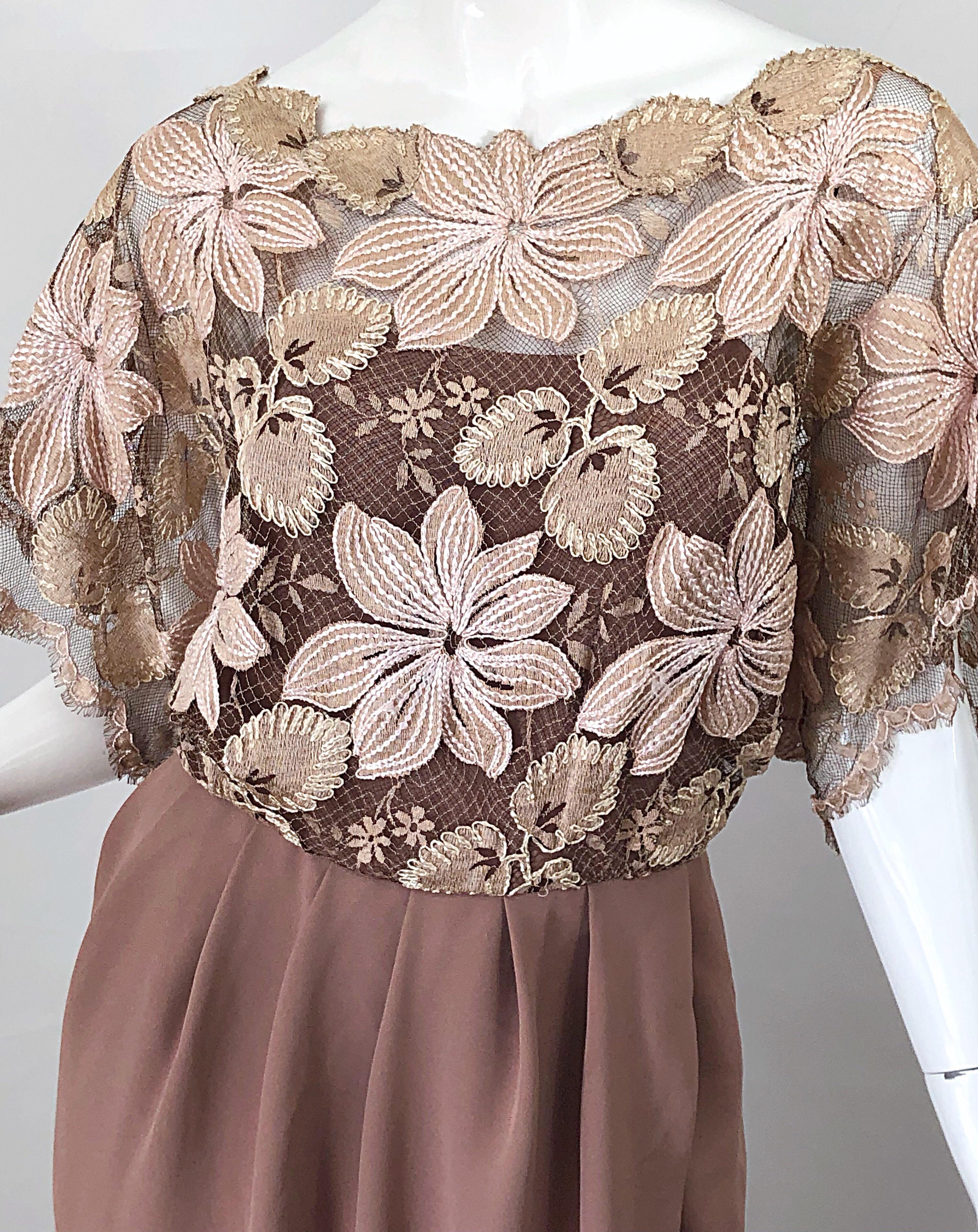 Werle of Beverly Hills - Robe en dentelle crochetée taupe, demi-couture, vintage, années 1970 Pour femmes en vente