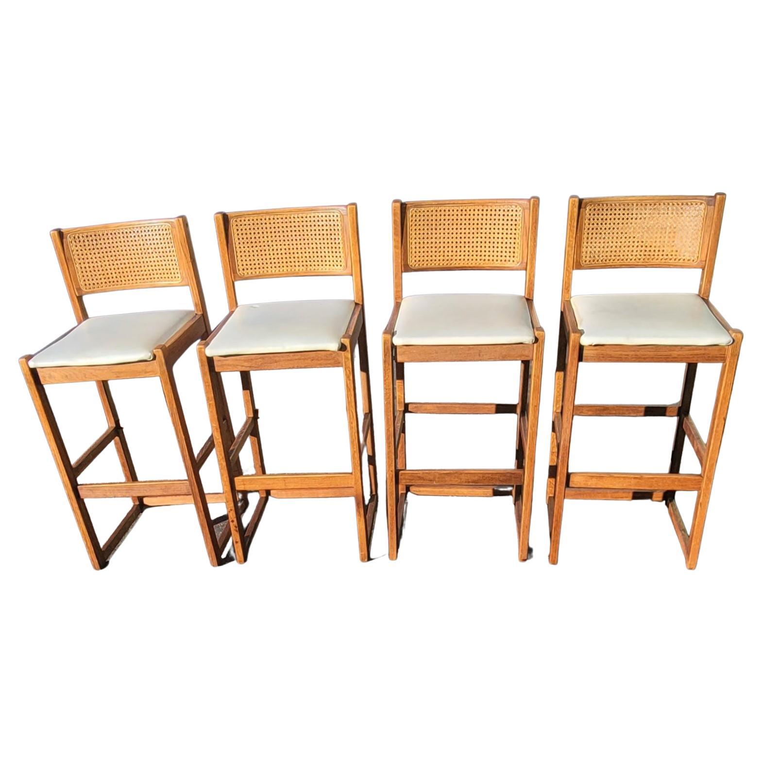 Mid-Century Modern Tabourets de bar Whitaker Furniture des années 1970 avec dossier en rotin et assise en similicuir en vente