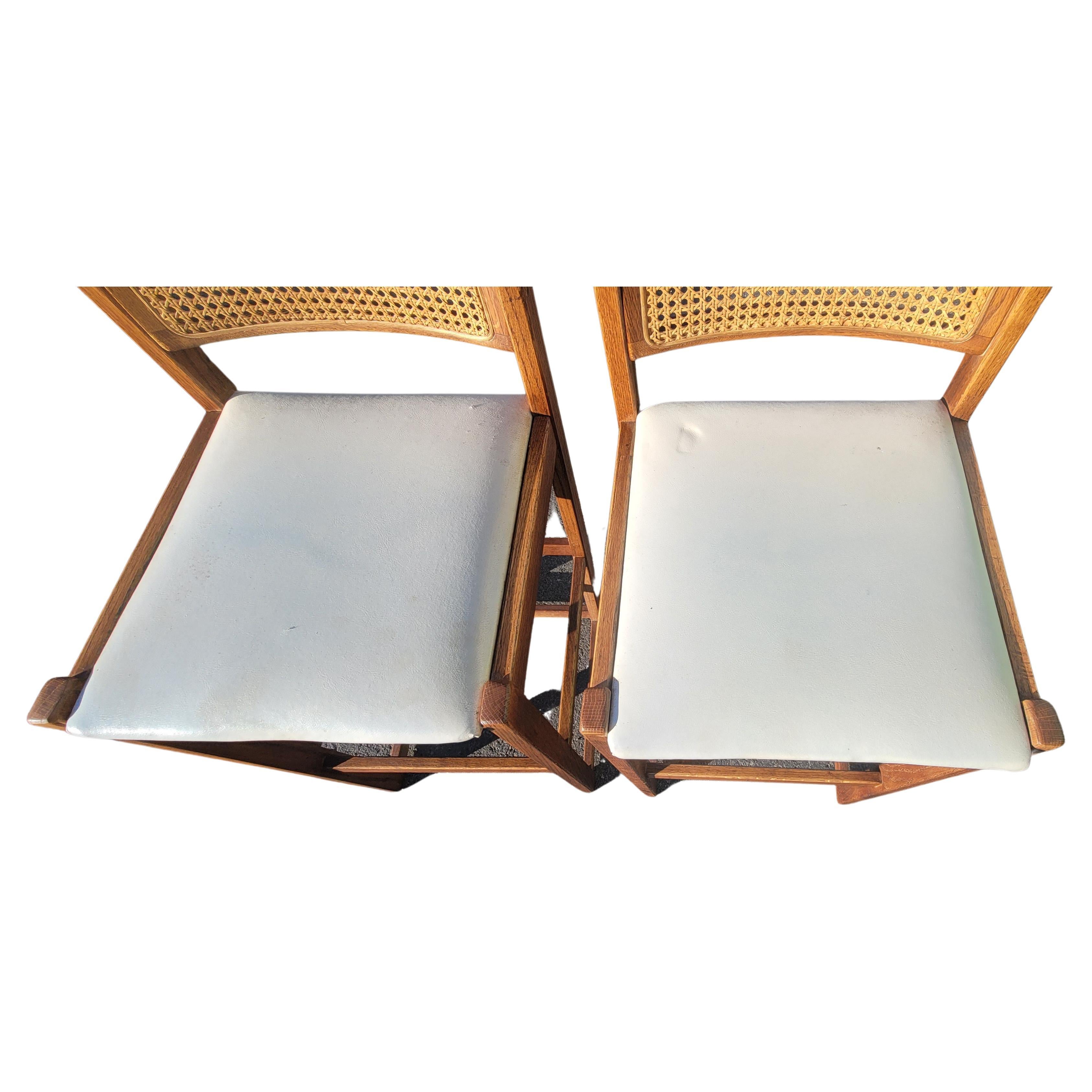 Imitation cuir Tabourets de bar Whitaker Furniture des années 1970 avec dossier en rotin et assise en similicuir en vente