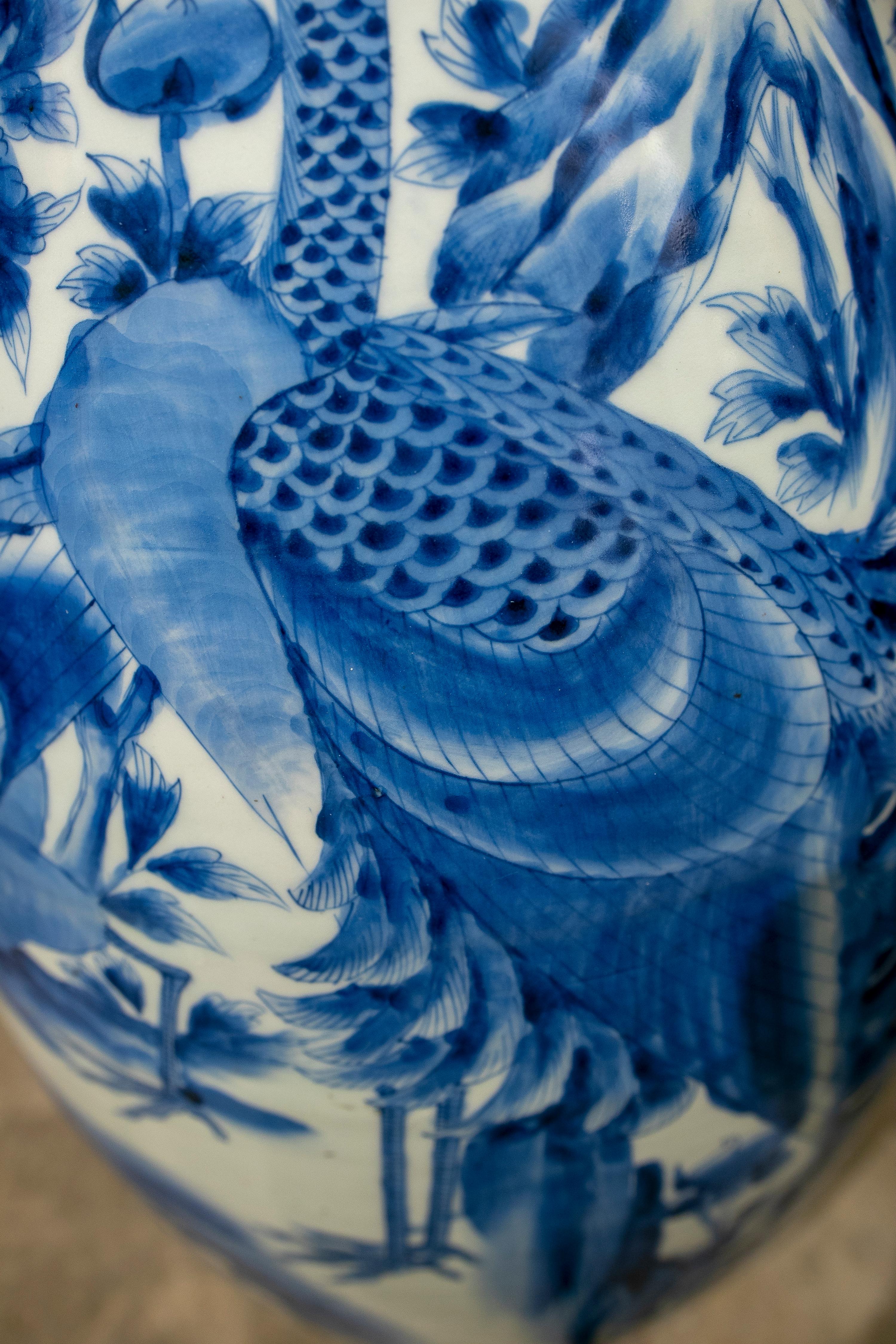 Vase de sol en porcelaine blanche et bleue des années 1970  en vente 4