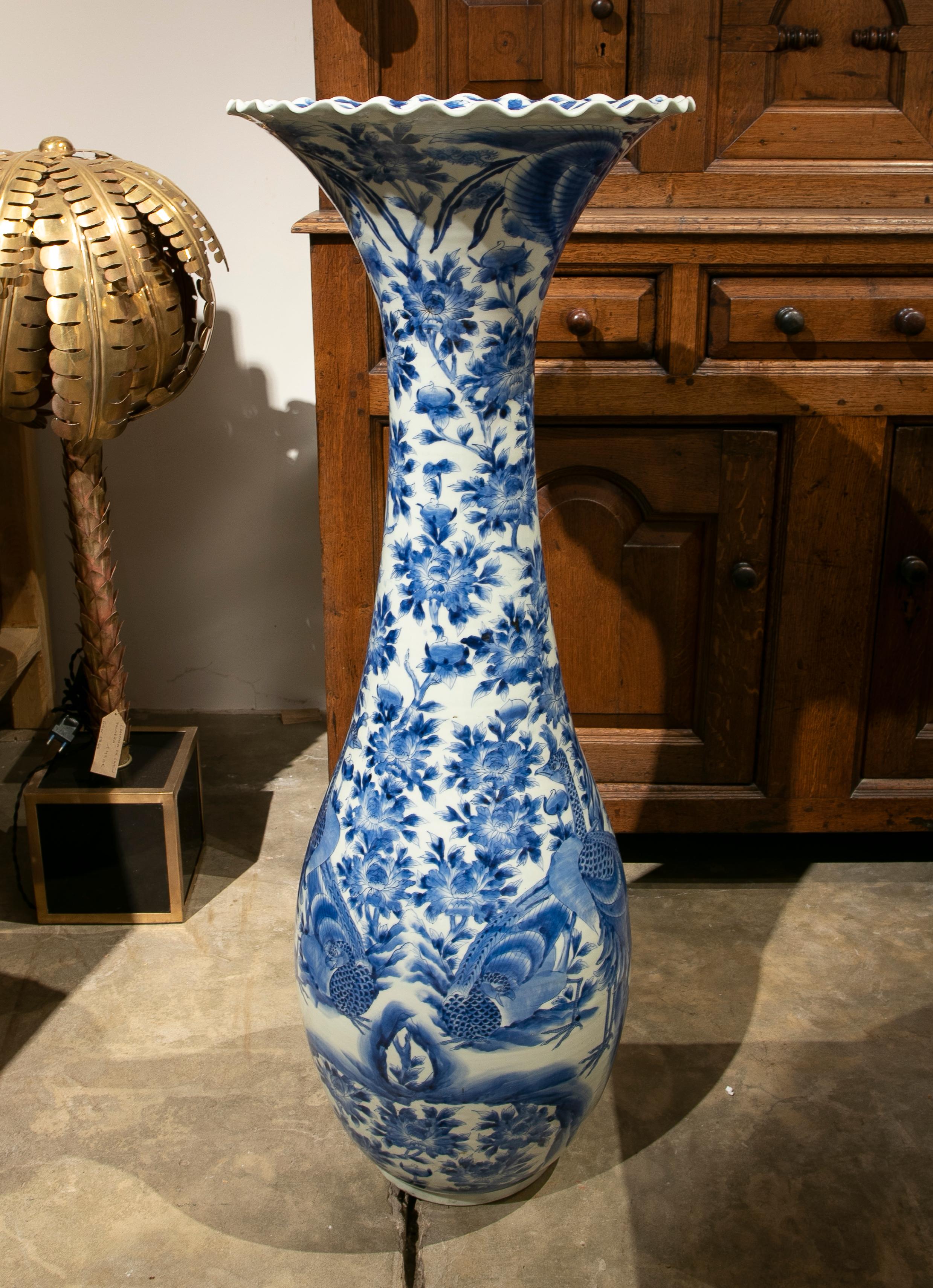 Asiatique Vase de sol en porcelaine blanche et bleue des années 1970  en vente