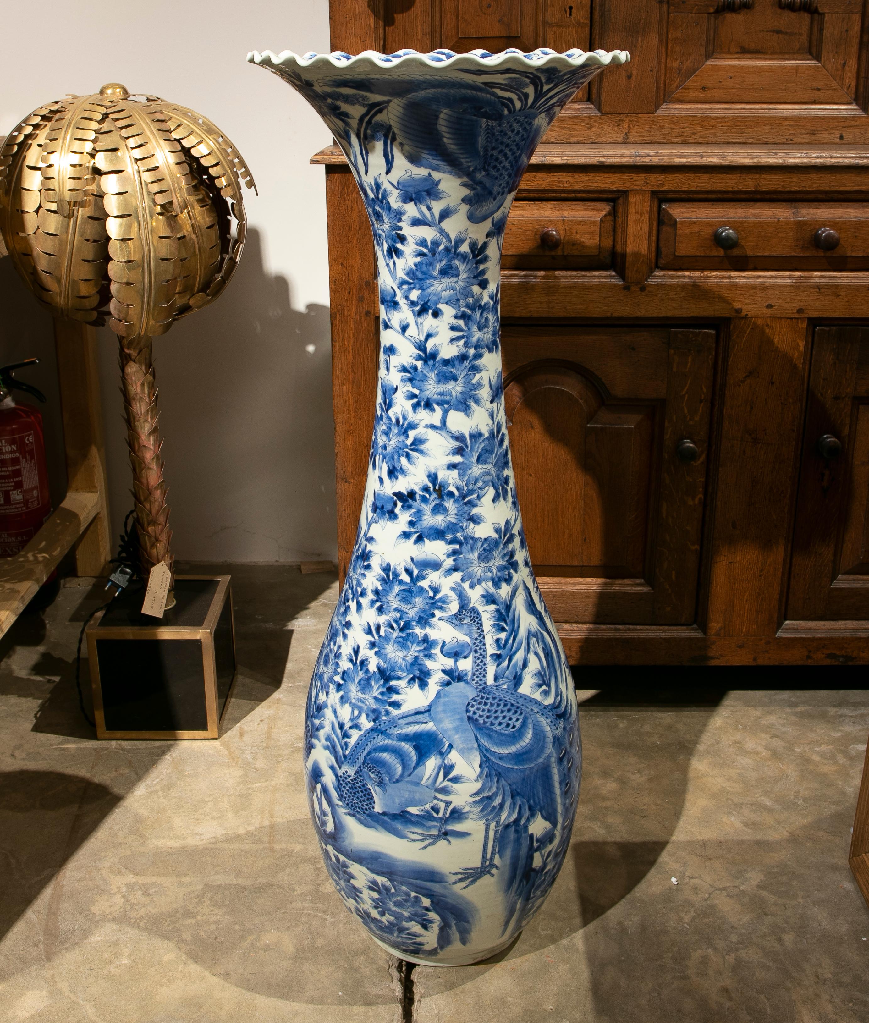 Vase de sol en porcelaine blanche et bleue des années 1970  Bon état - En vente à Marbella, ES