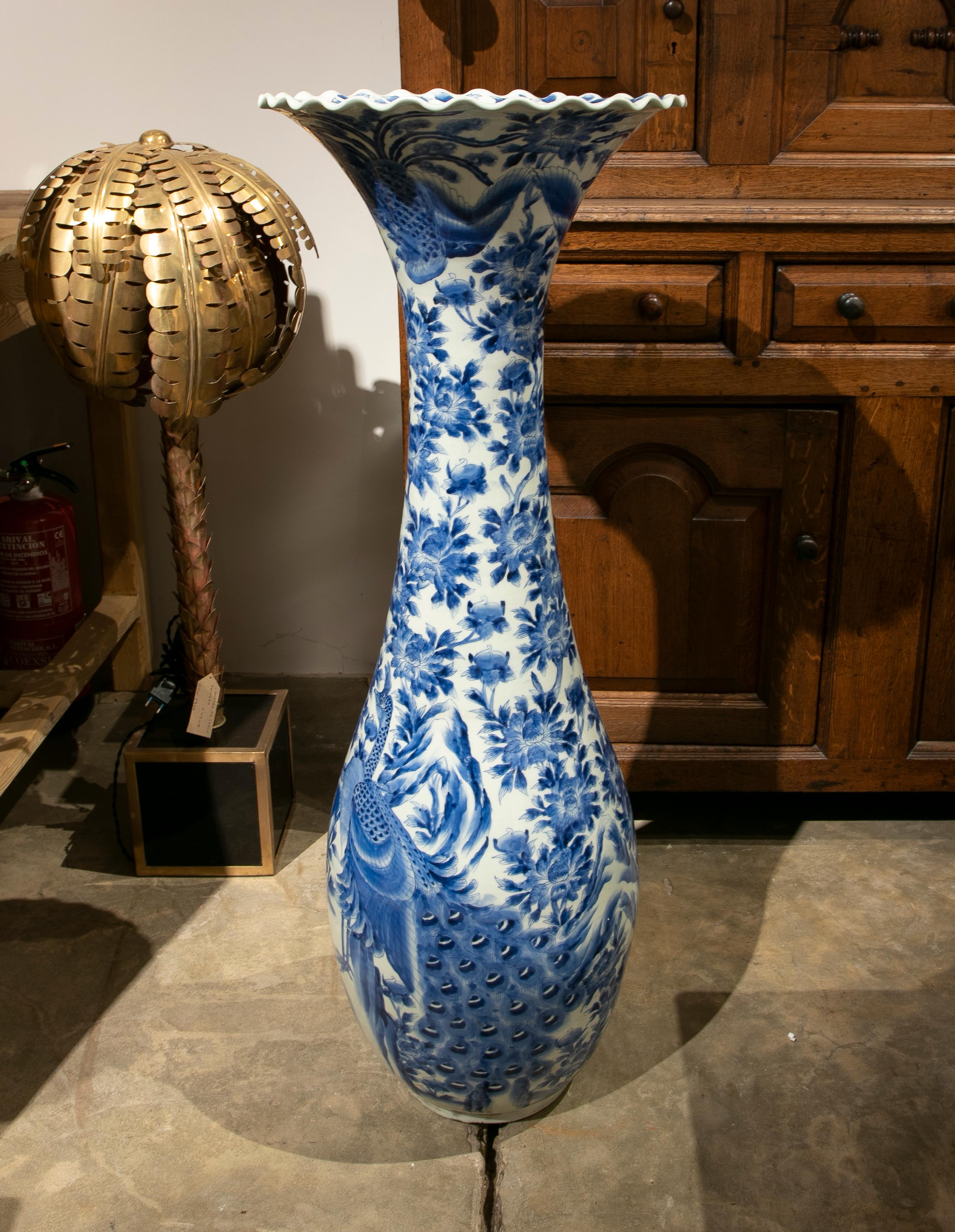 20ième siècle Vase de sol en porcelaine blanche et bleue des années 1970  en vente