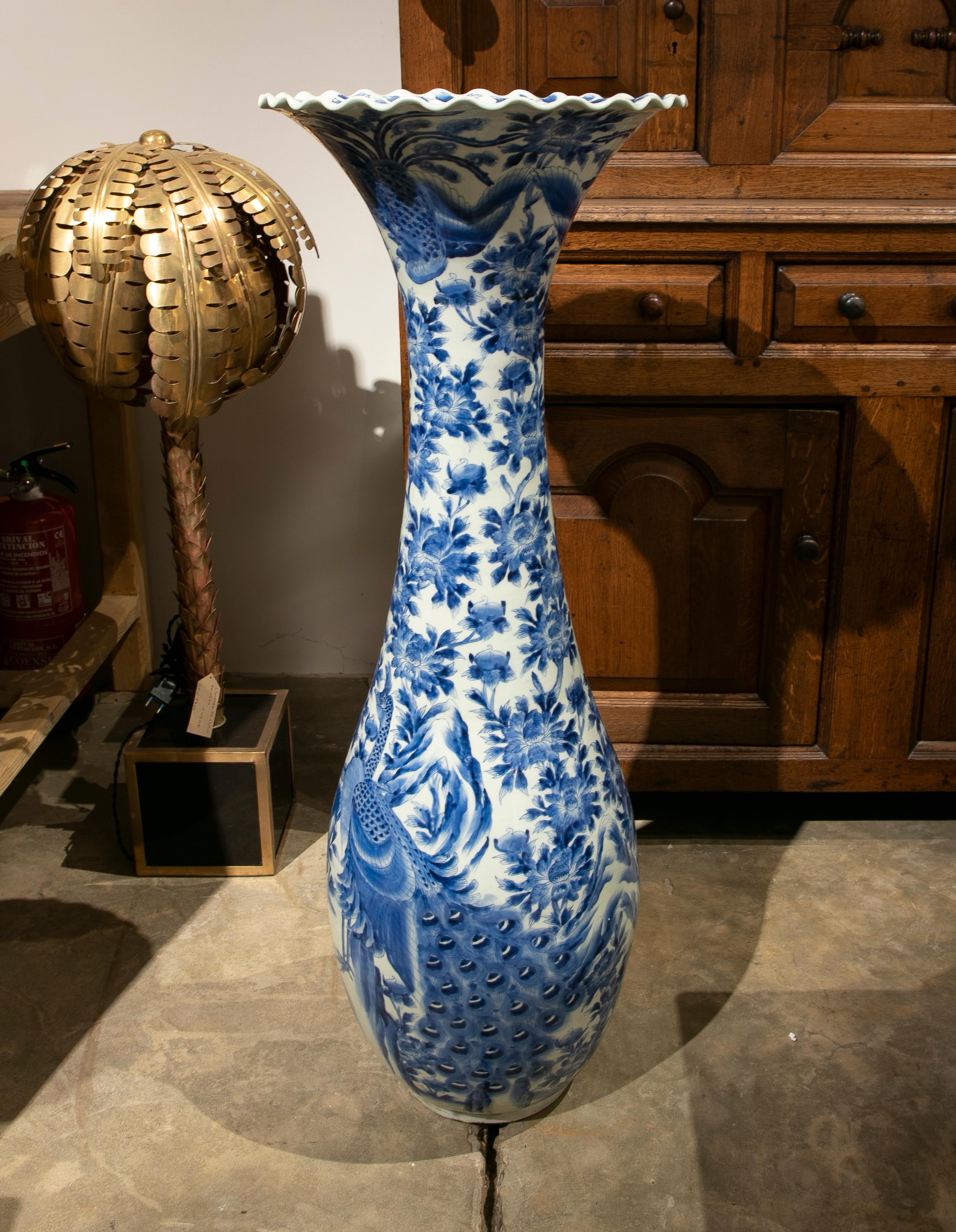 XX secolo Vaso da terra in porcellana bianca e blu degli anni '70 in vendita