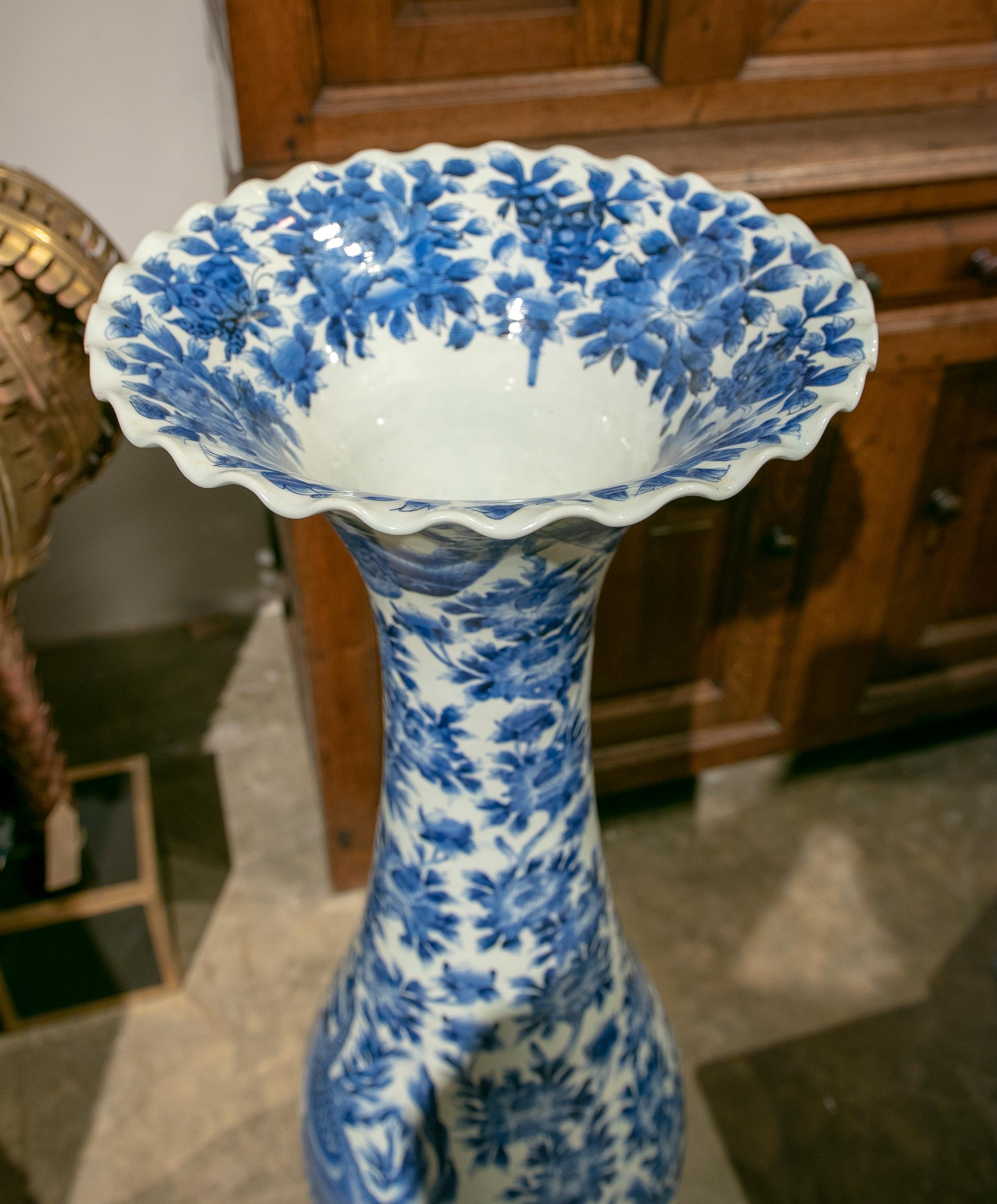 Porcelaine Vase de sol en porcelaine blanche et bleue des années 1970  en vente