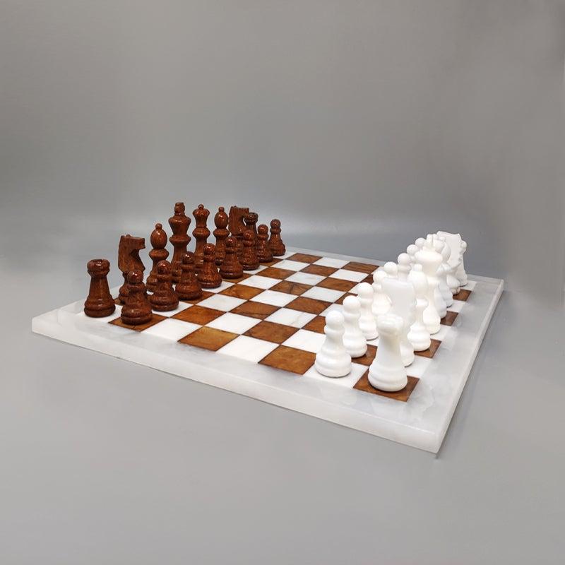 1970 Élégant jeu d'échecs blanc et brun en albâtre de Volterra fait à la main. Fabriqués en Italie, les articles sont en excellent état.
Ce jeu d'échecs est magnifique. Si rare à trouver dans ces couleurs
Dimensions :
14,56