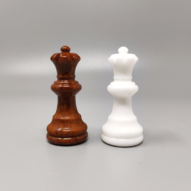 Jeu d'échecs blanc et Brown des années 1970 en albâtre de Volterra fait à la main. Fabriqué en Italie en vente 1