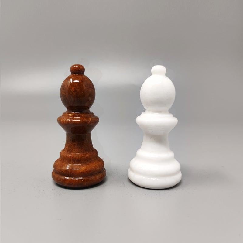 Jeu d'échecs blanc et Brown des années 1970 en albâtre de Volterra fait à la main. Fabriqué en Italie en vente 2