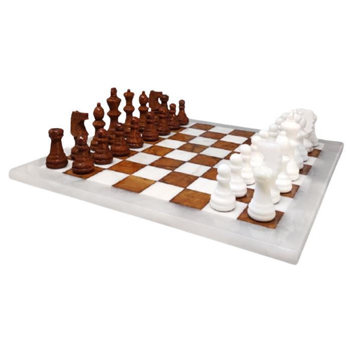 Jeu d'échecs blanc et Brown des années 1970 en albâtre de Volterra fait à la main. Fabriqué en Italie en vente
