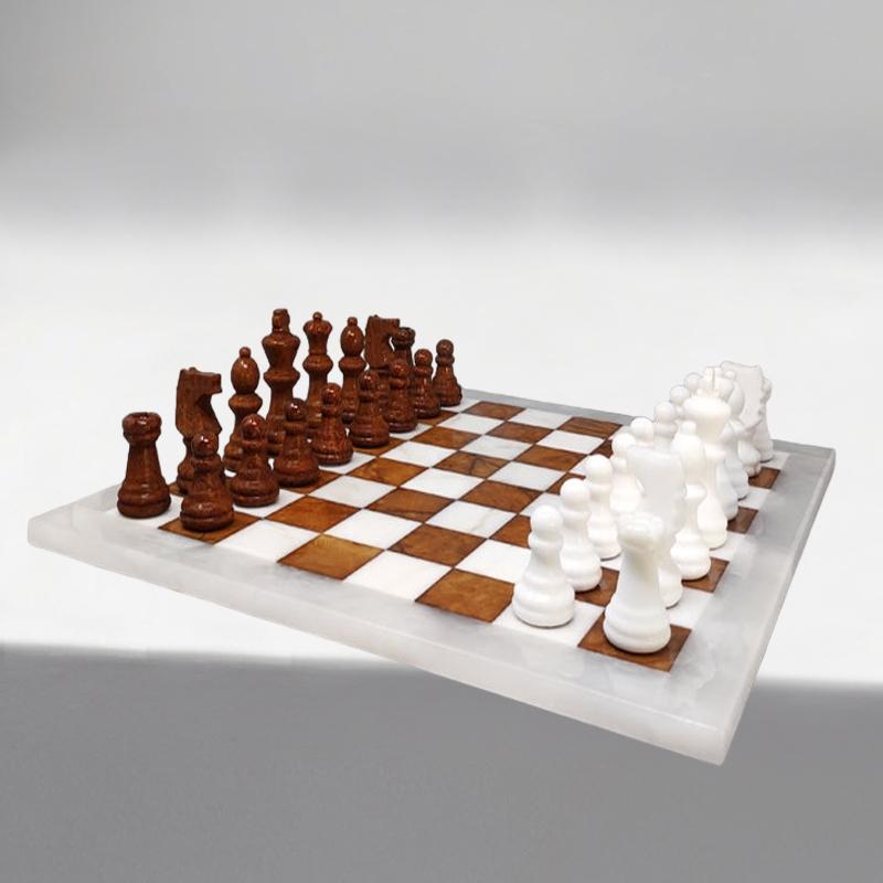 1970er Jahre Wunderschönes braunes und weißes Schachspiel aus Volterra-Alabaster. Handgefertigt. Made in Italy, die Artikel sind in ausgezeichnetem Zustand, alle Stücke sind perfekt.
Dieses Schachspiel ist ein schönes Stück moderner