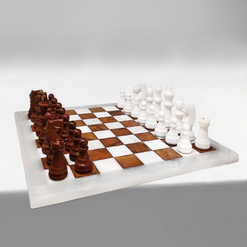 1970er Weißes und braunes Schachspiel aus Volterra Alabaster, handgefertigt. Hergestellt in Italien (Moderne der Mitte des Jahrhunderts)