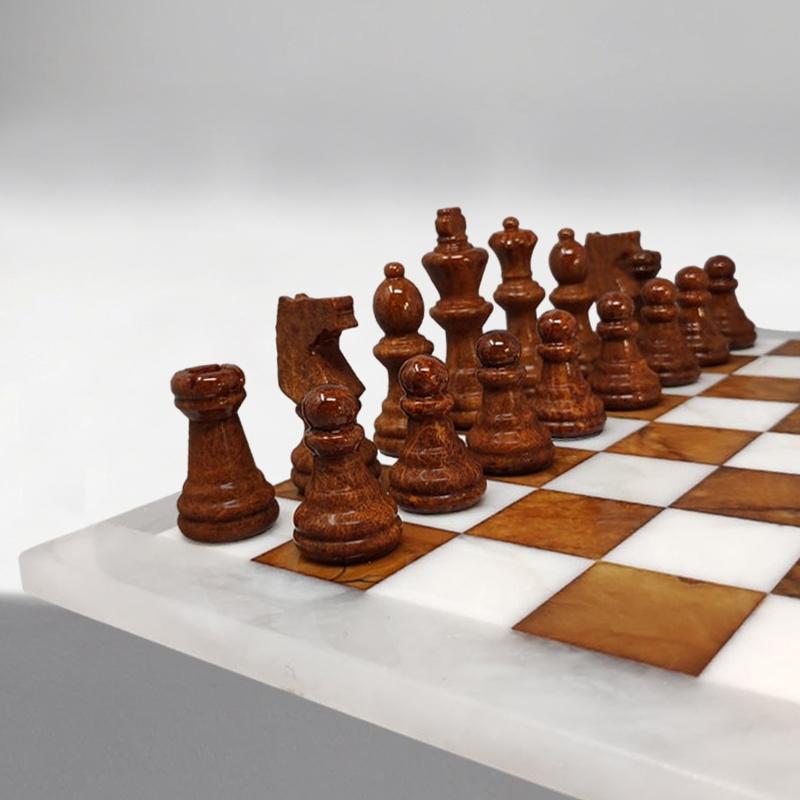 1970er Weißes und braunes Schachspiel aus Volterra Alabaster, handgefertigt. Hergestellt in Italien (Italienisch)