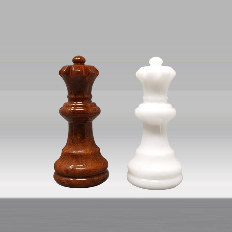 1970er Weißes und braunes Schachspiel aus Volterra Alabaster, handgefertigt. Hergestellt in Italien 2