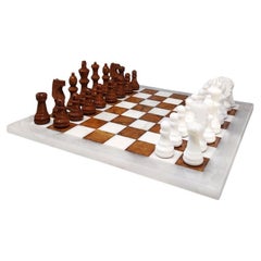 1970er Weißes und braunes Schachspiel aus Volterra Alabaster, handgefertigt. Hergestellt in Italien
