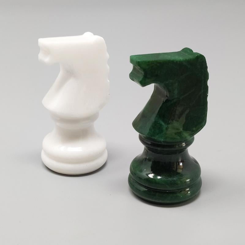 Ensemble d'échecs blanc et vert des années 1970 en albâtre Volterra, fabriqué à la main. Fabriqué en Italie en vente 3