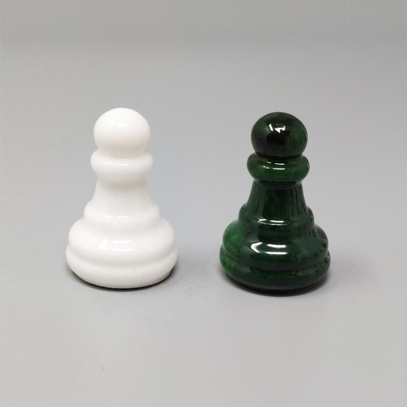 Ensemble d'échecs blanc et vert des années 1970 en albâtre Volterra, fabriqué à la main. Fabriqué en Italie en vente 5