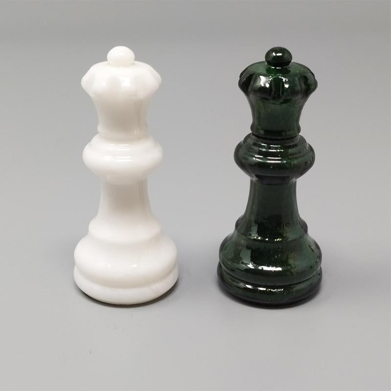 Ensemble d'échecs blanc et vert des années 1970 en albâtre Volterra, fabriqué à la main. Fabriqué en Italie en vente 1