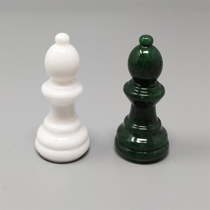 Ensemble d'échecs blanc et vert des années 1970 en albâtre Volterra, fabriqué à la main. Fabriqué en Italie en vente 2