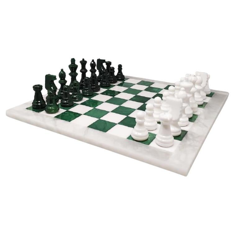 Ensemble d'échecs blanc et vert des années 1970 en albâtre Volterra, fabriqué à la main. Fabriqué en Italie