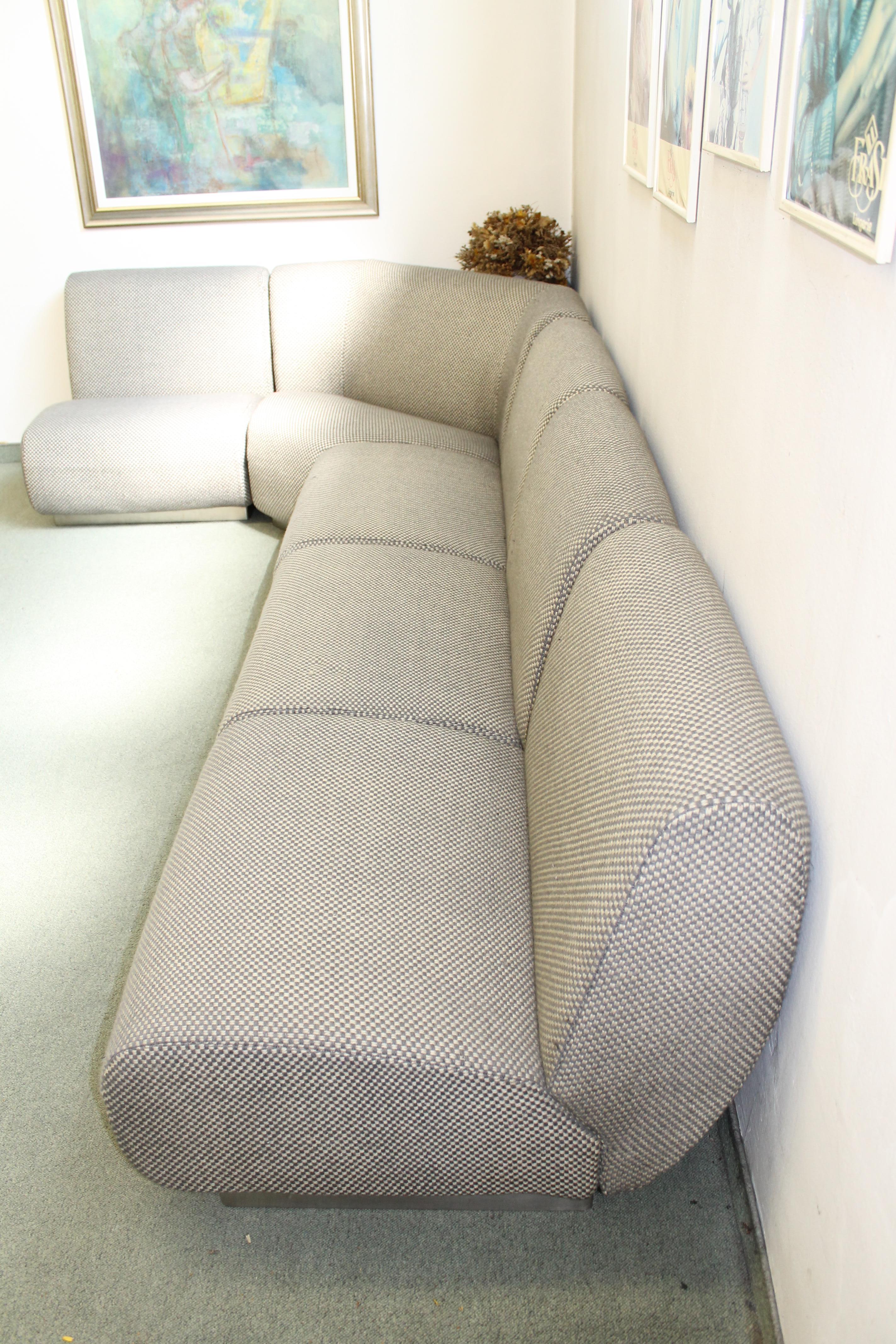 Sectional sofa designed by Gianni Moscatelli for Formanova, white-grey original wool fabric.

The three sectional seats can be used either left or right.
