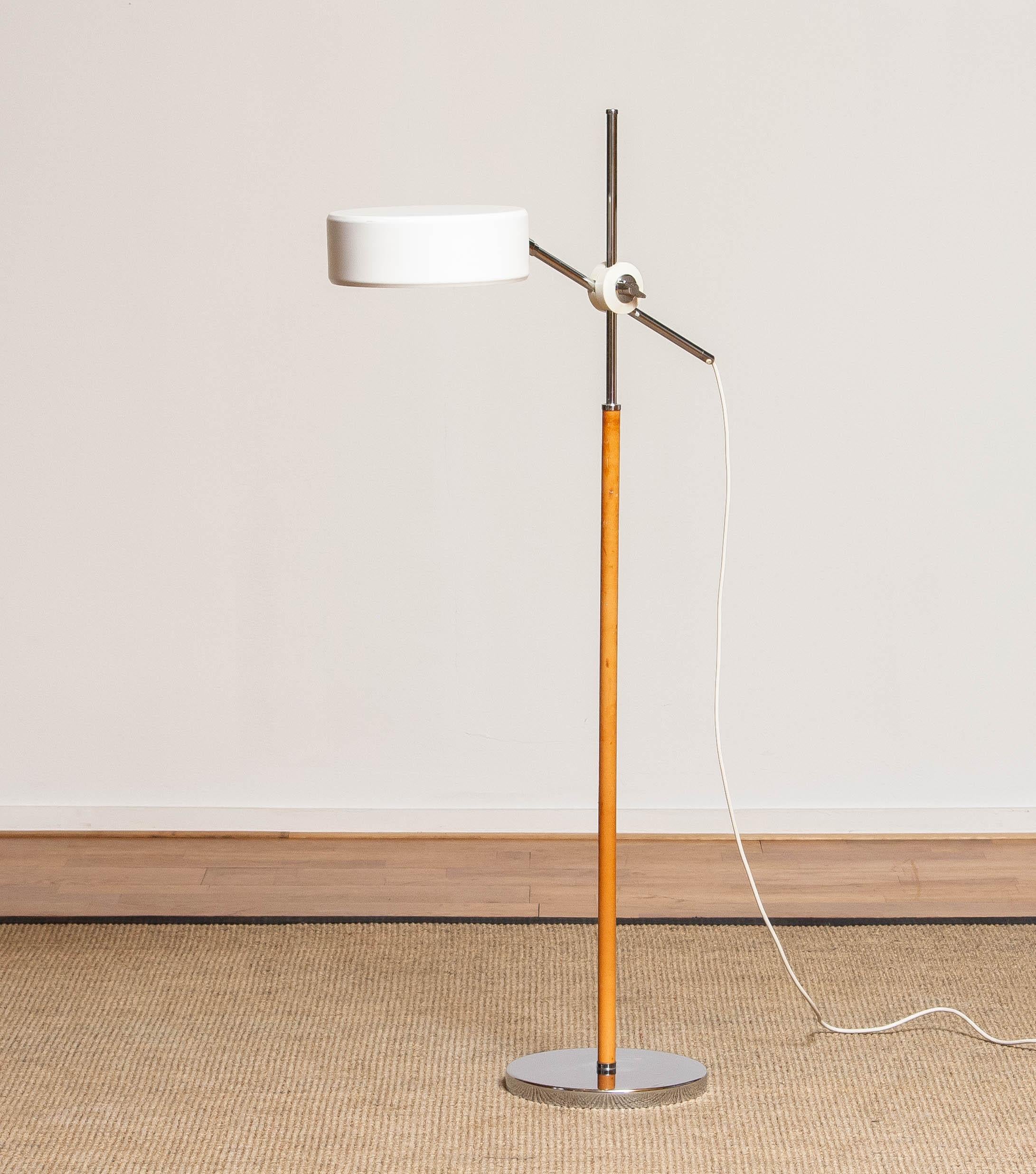 Beautiful with leather covered chrome floor lamp, model 'Olympic' by Anders Pehrson for Atelje Lyktan Åhus in Sweden with a white shade.
This floor lamp consists two E14 / 17 screw fittings which can be separate switched on/off.
Allover in very