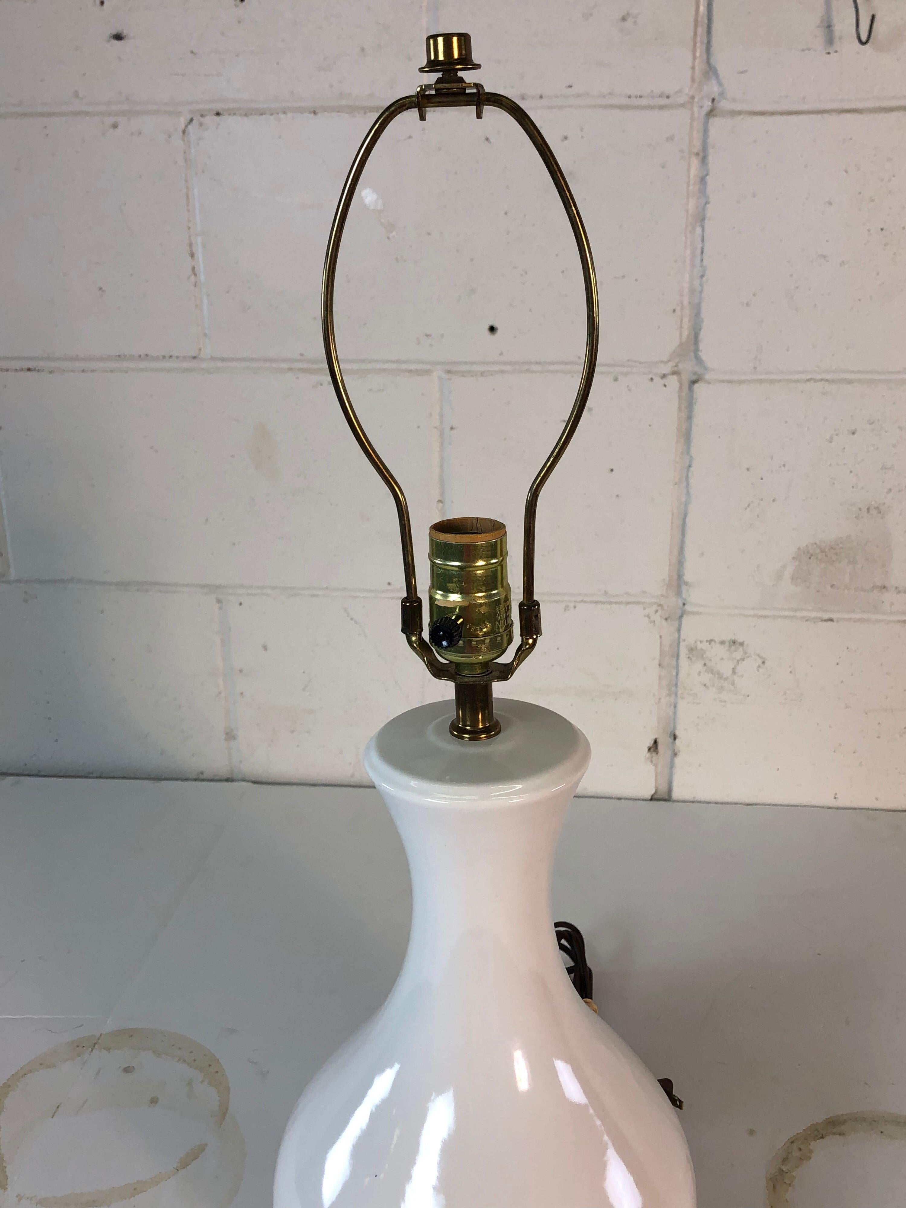 Mid-Century Modern 1970s White Ceramic Table Lamp For Sale