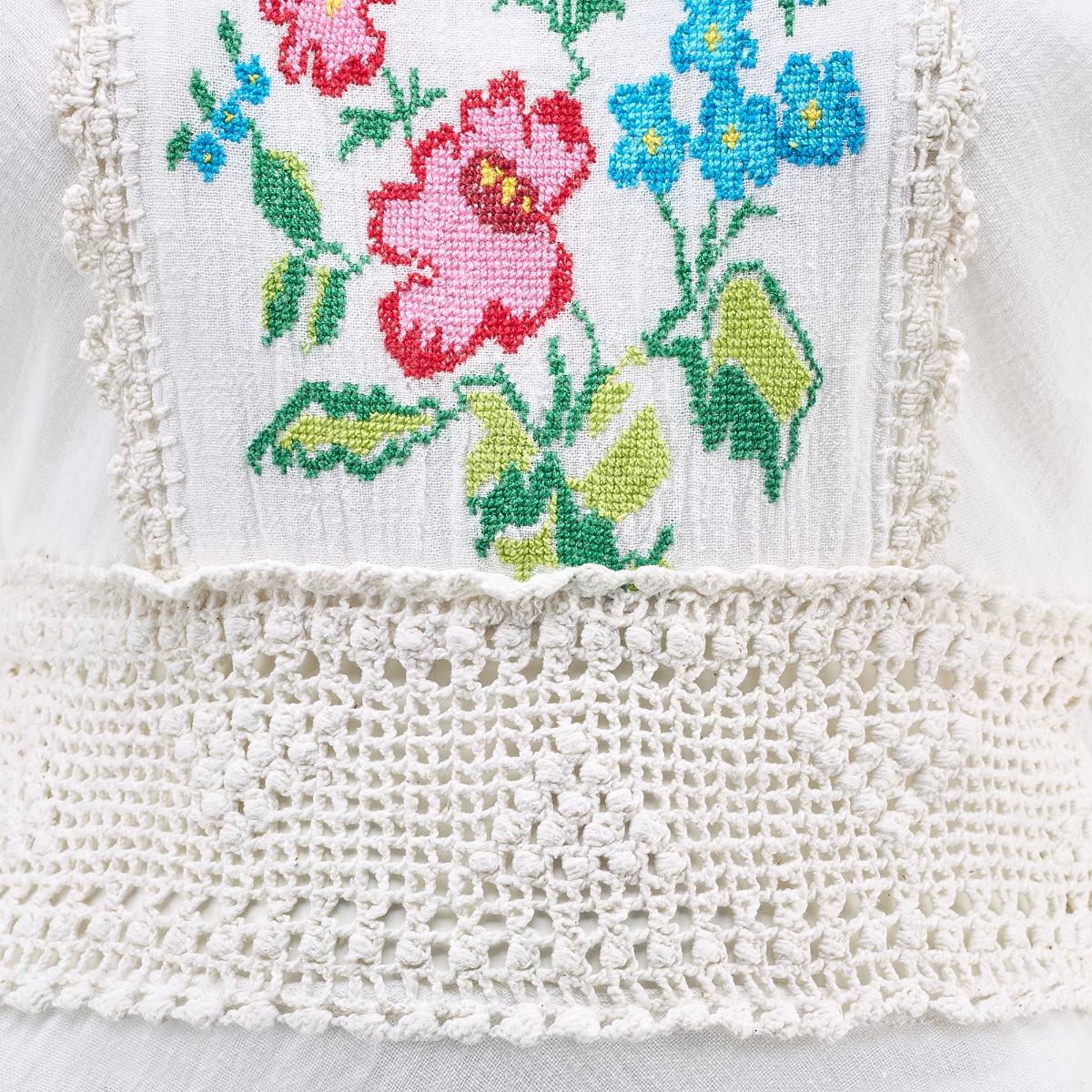 1970s White Cheesecloth and Crochet Dress with Cross Stitch Applique In Excellent Condition For Sale In London, GB