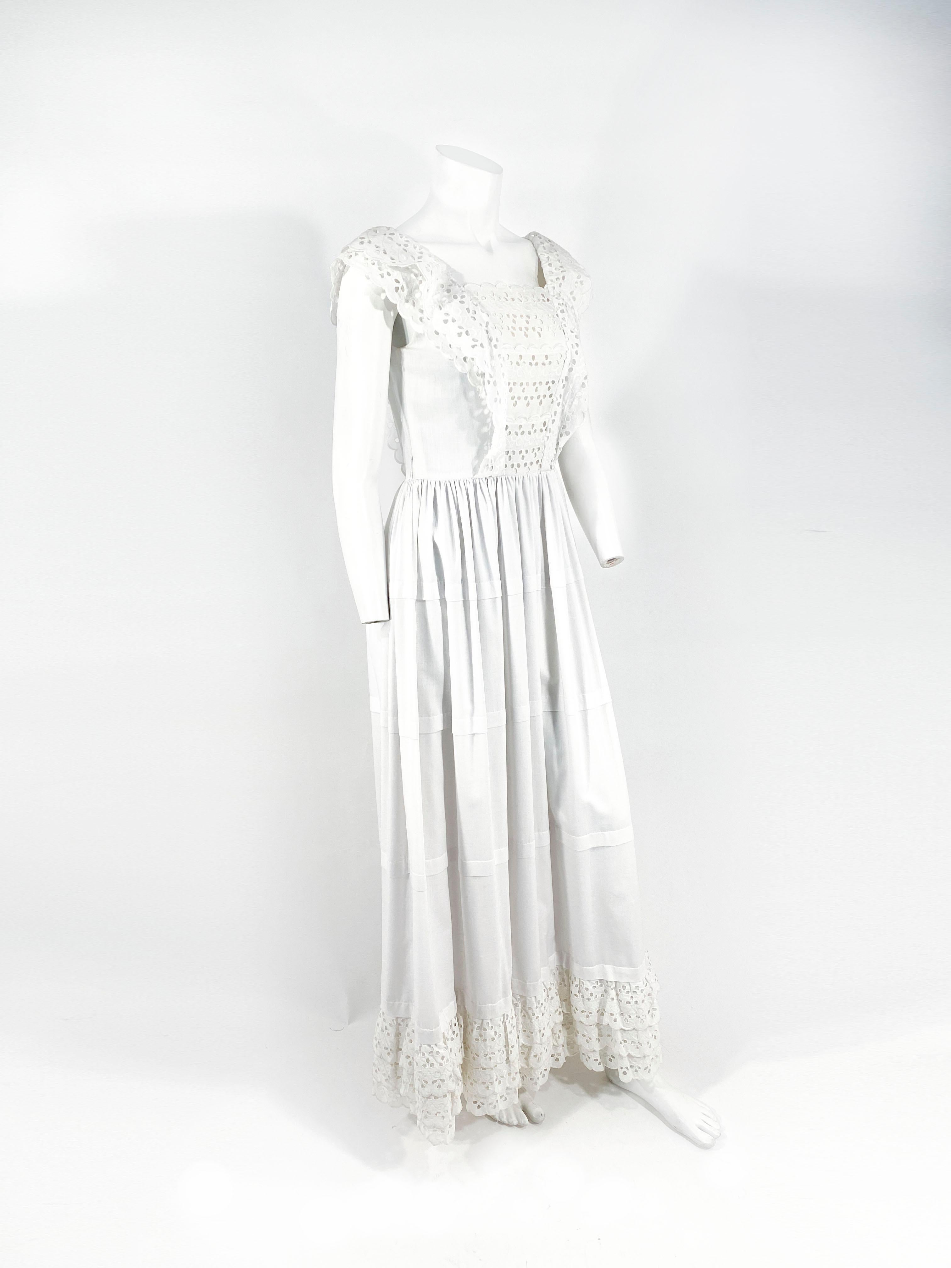 Weißes Baumwollkleid mit Ösen aus den 1970er Jahren Damen im Angebot