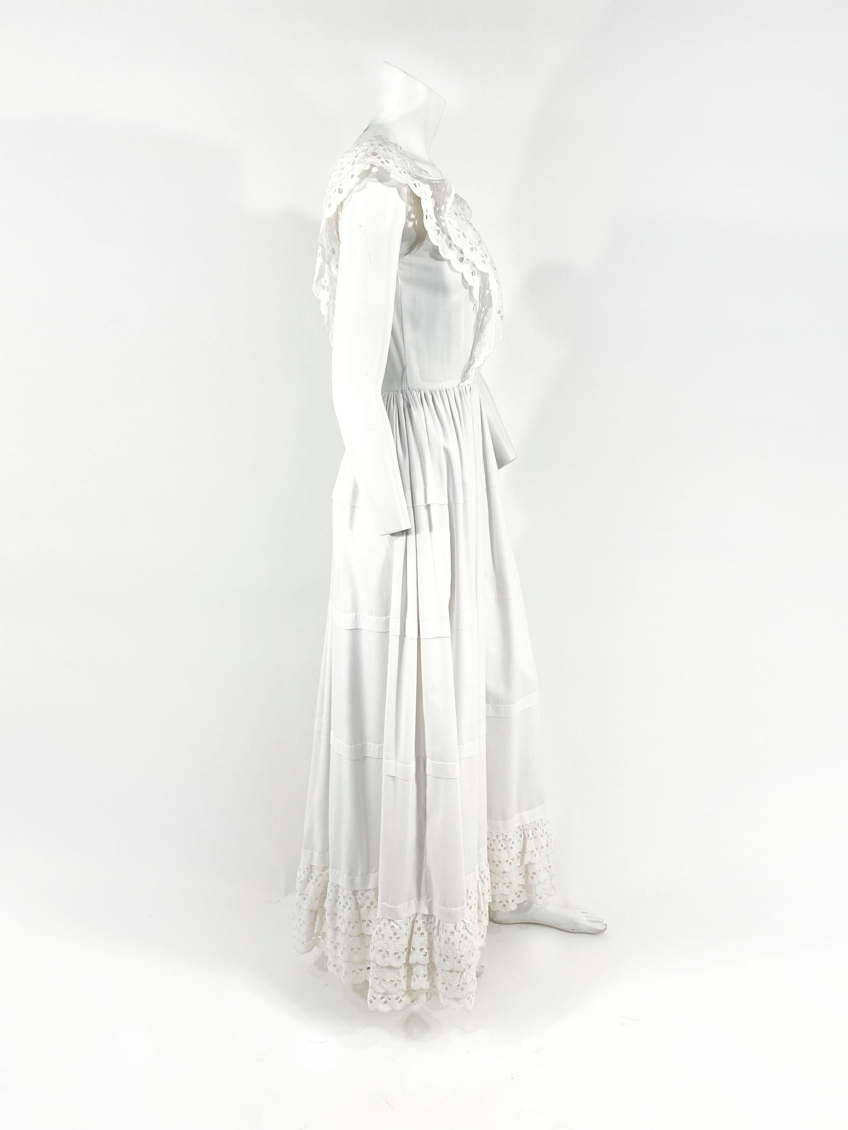 Weißes Baumwollkleid mit Ösen aus den 1970er Jahren im Angebot 1
