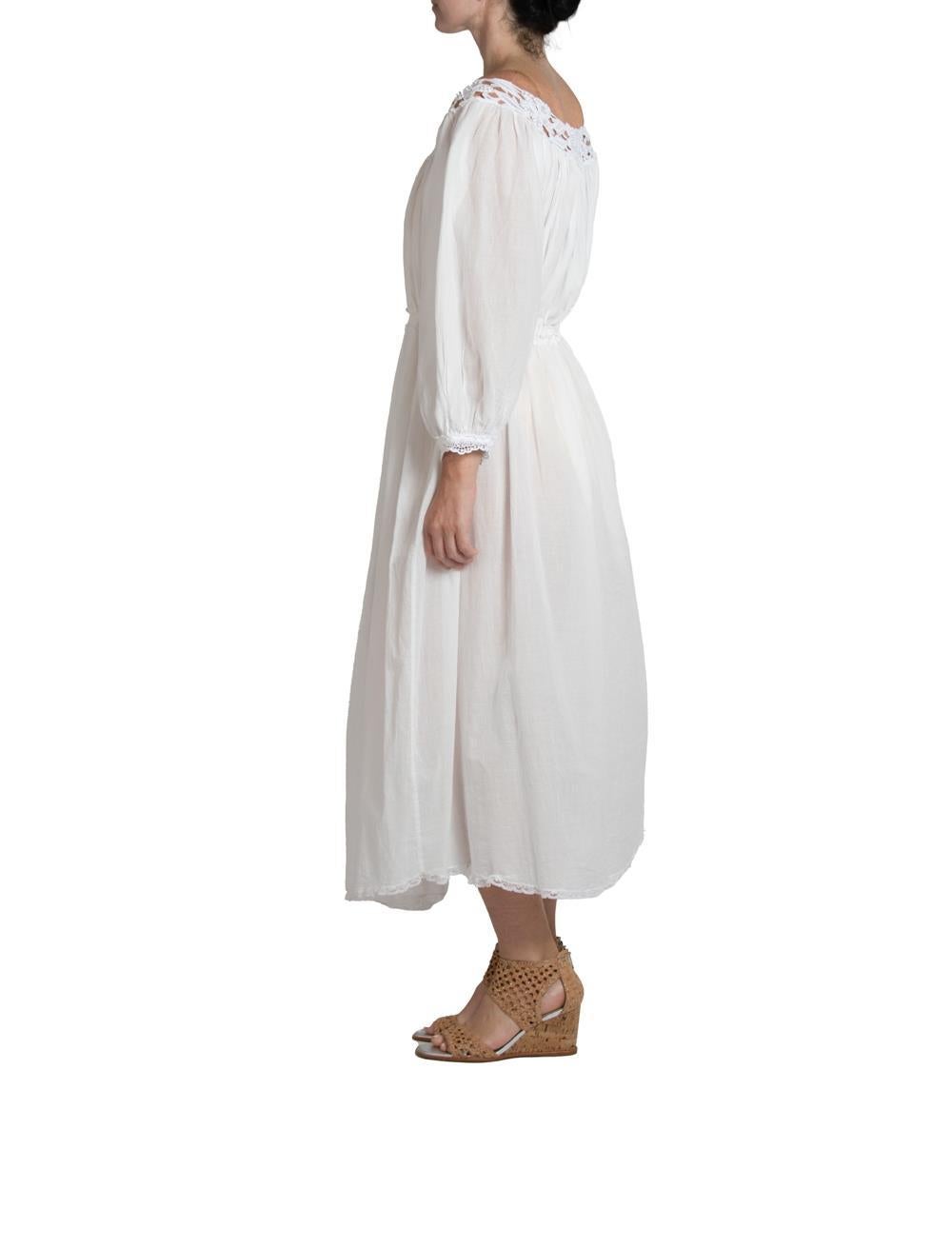 1970S Weiß Baumwolle Spitze viktorianischen Stil Kleid mit Kordelzug Taille im Zustand „Hervorragend“ im Angebot in New York, NY