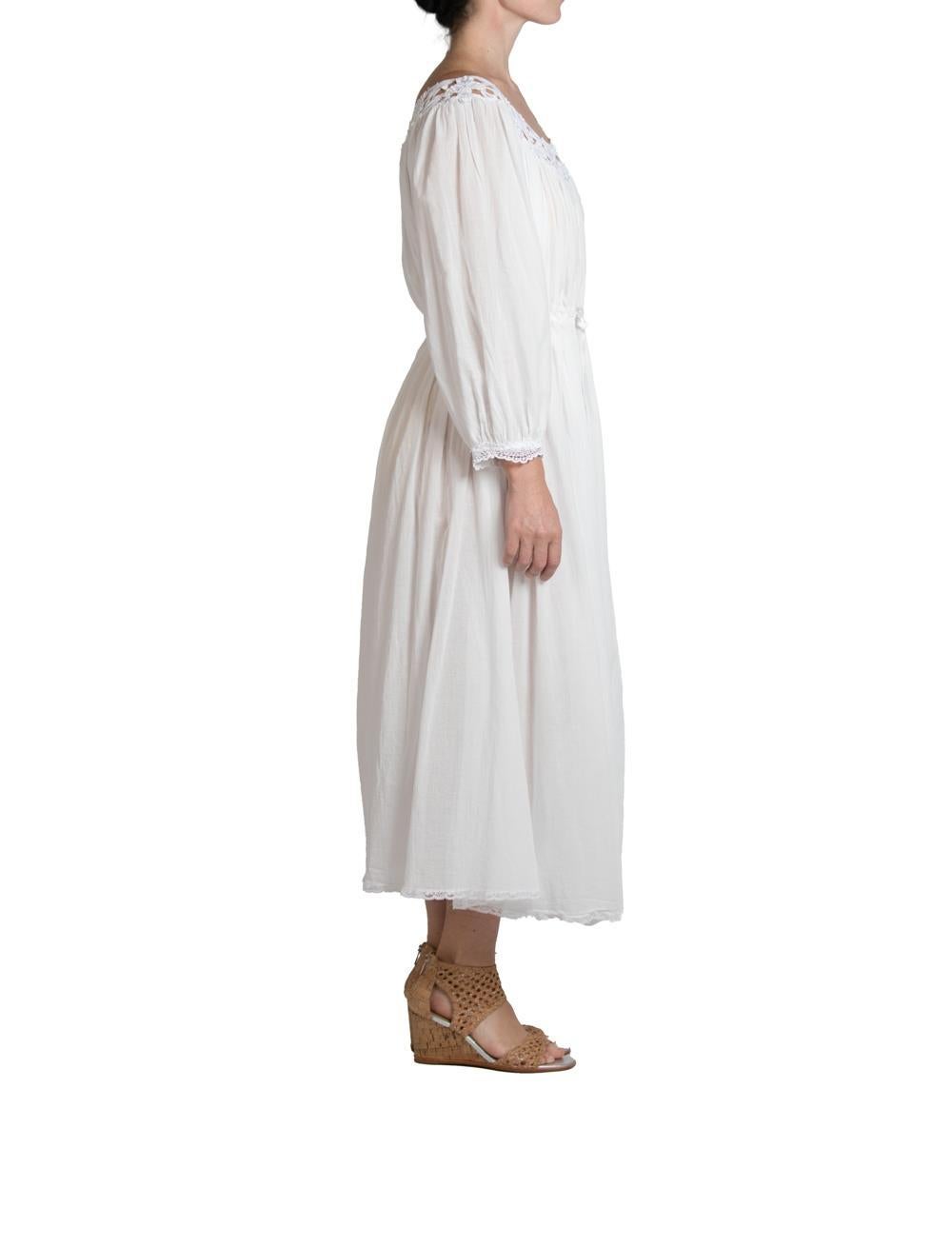 1970S Weiß Baumwolle Spitze viktorianischen Stil Kleid mit Kordelzug Taille Damen im Angebot