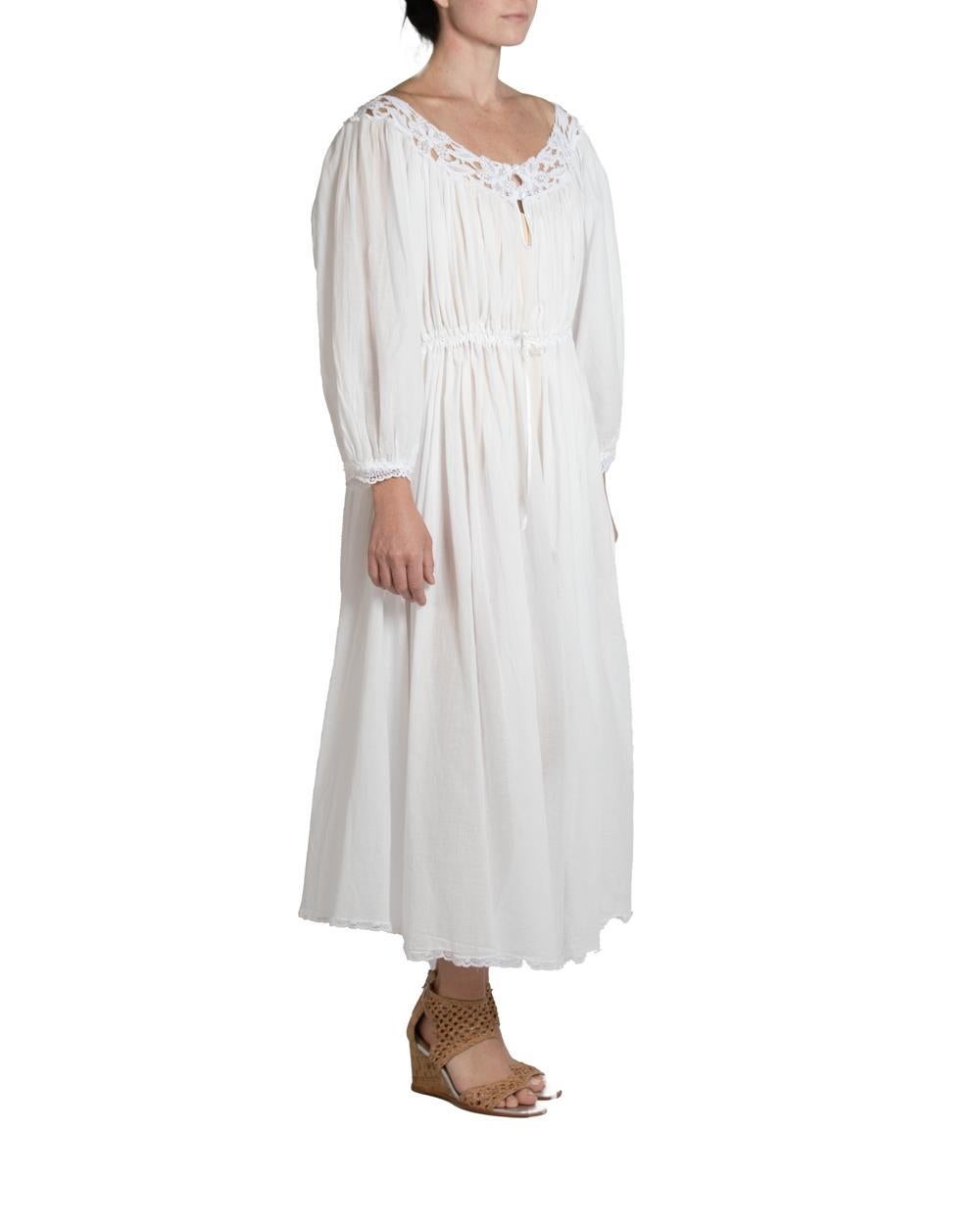 1970S Weiß Baumwolle Spitze viktorianischen Stil Kleid mit Kordelzug Taille im Angebot 1