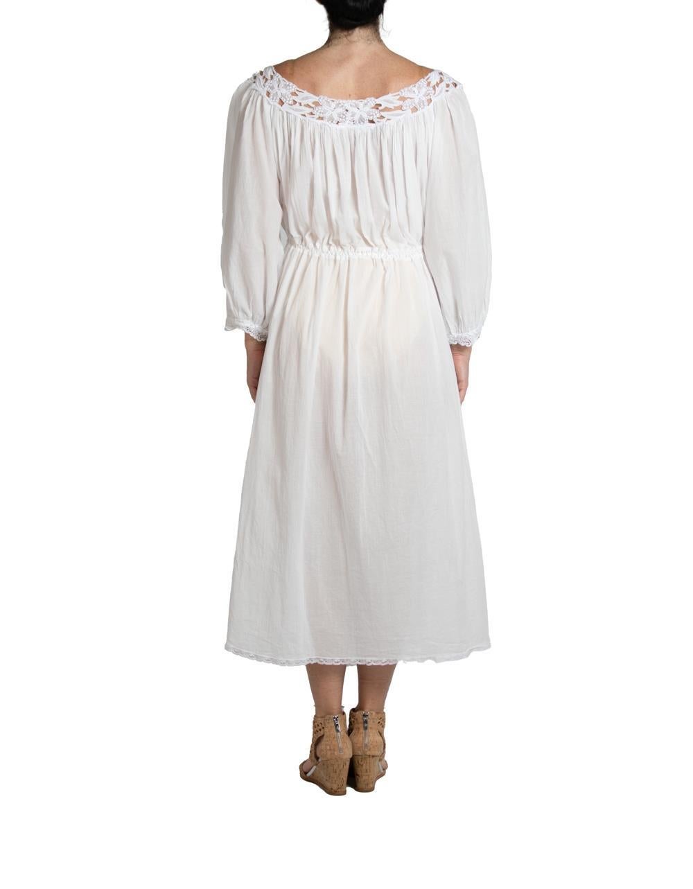 1970S Weiß Baumwolle Spitze viktorianischen Stil Kleid mit Kordelzug Taille im Angebot 3
