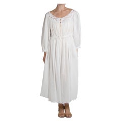 Robe de style victorien en dentelle de coton blanche avec cordon de serrage à la taille, années 1970