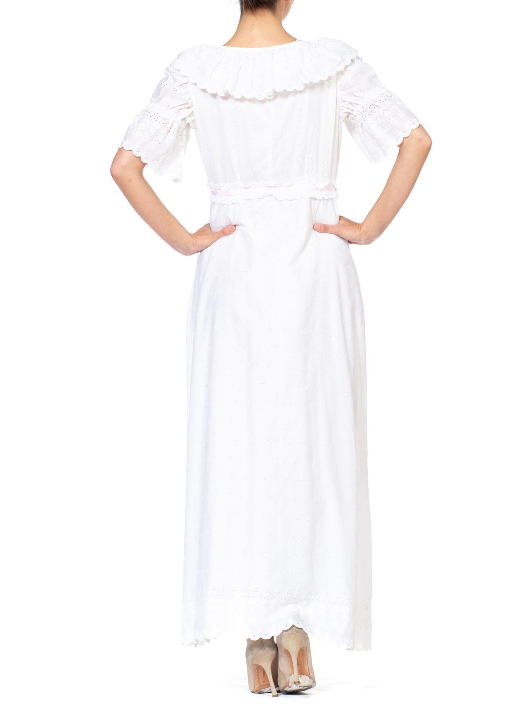 Weißes Set aus Negligee & Duster Robe aus bestickter Baumwollmischung mit Ösen und Spitze aus den 1970er Jahren Damen im Angebot