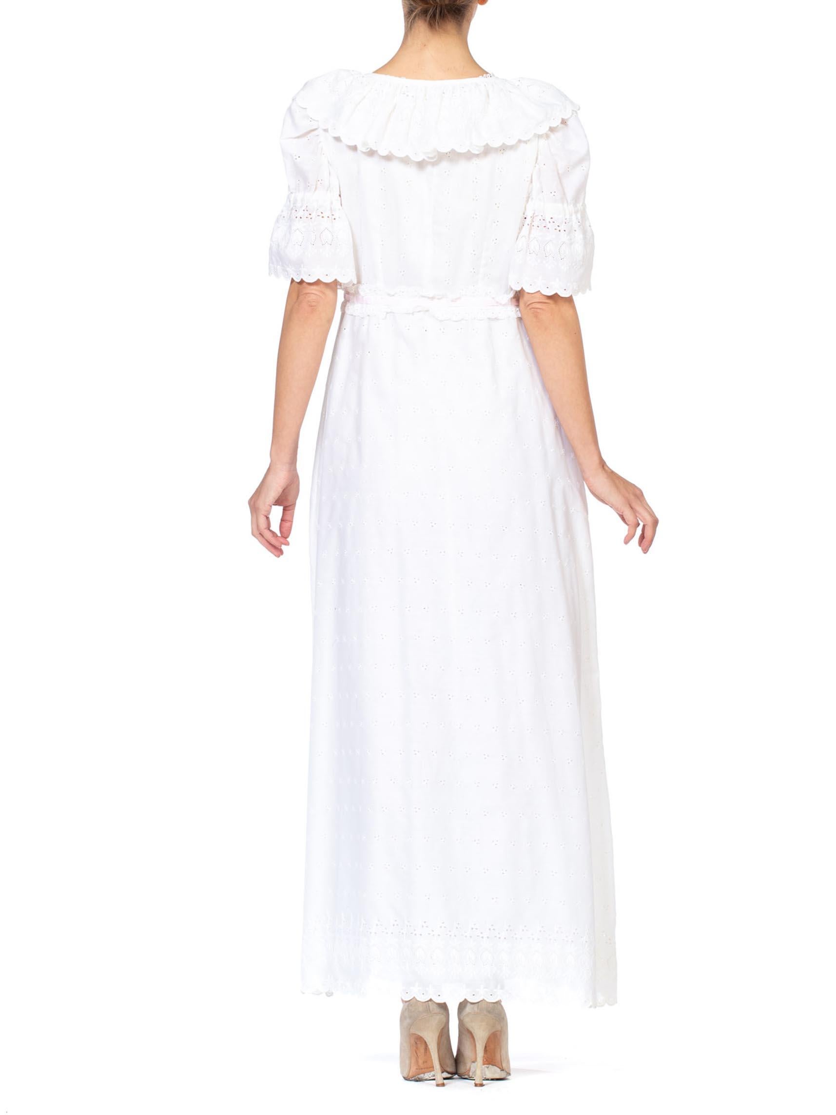 1970S White Embroidered Cotton Blend Eyelet Lace Negligee & Duster Robe Set In Excellent Condition For Sale In New York, NY