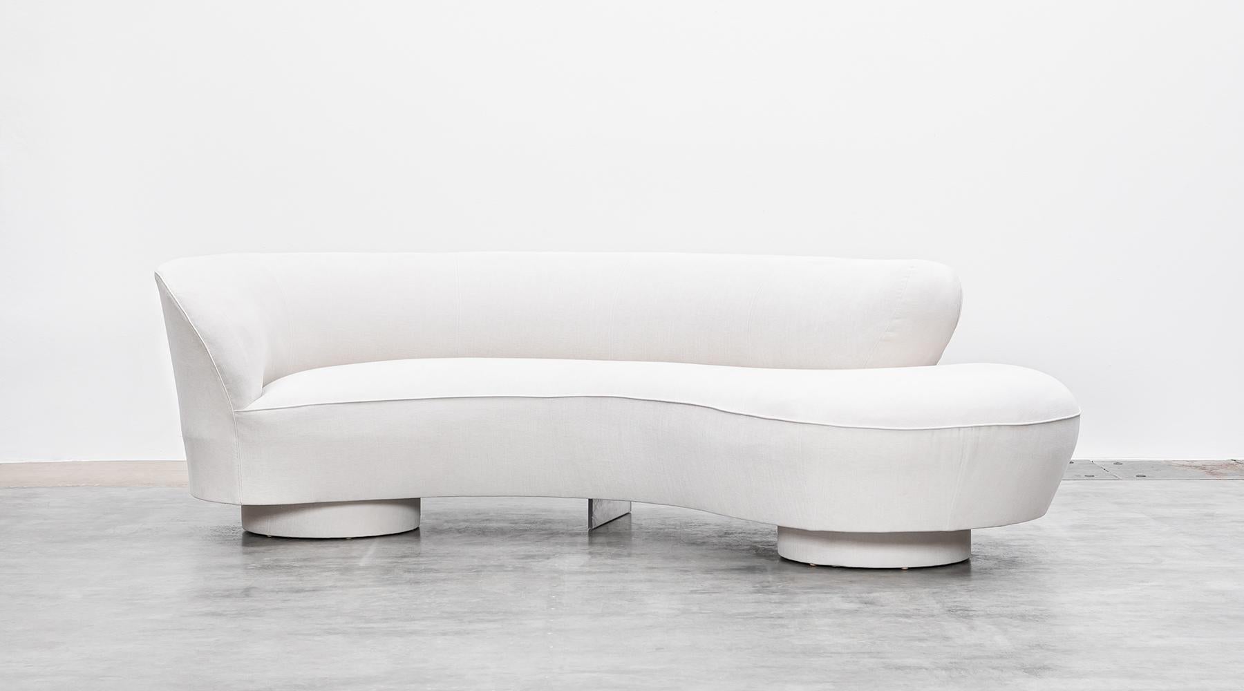 Sofa, new upholstery in high-quality fabric, white, USA, 1978.

Sculptural sofa by iconic German-born American Vladimir Kagan. Manufactured by Directional. Kagan has made himself a name through his extravagant designs, taking a turn in modernism