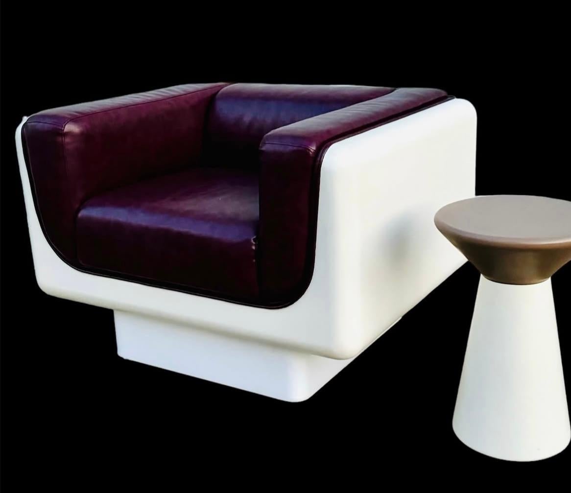 Ère spatiale 1970 White/Space Acrylic Plinth Burgundy Leather Space Age Lounge Chair