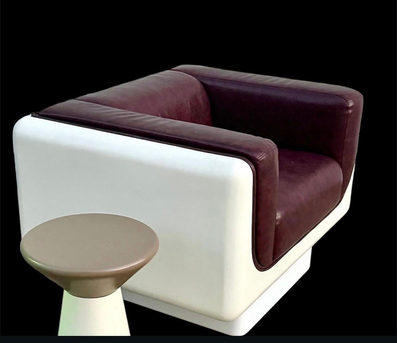 1970 White/Space Acrylic Plinth Burgundy Leather Space Age Lounge Chair Bon état à Stafford, TX