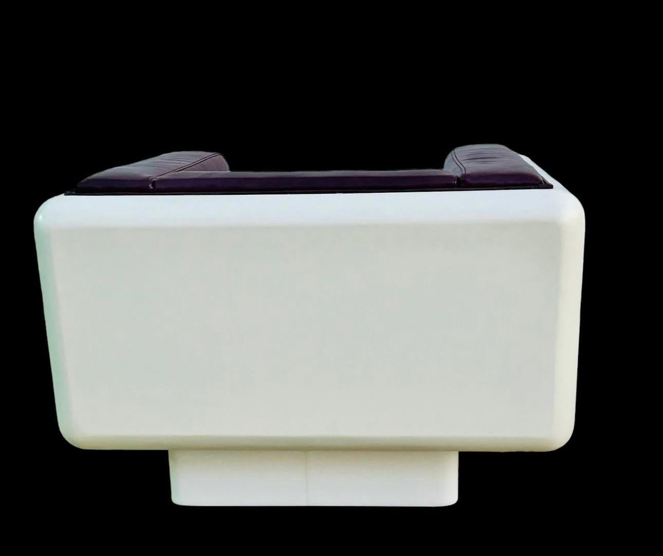 Fin du 20e siècle 1970 White/Space Acrylic Plinth Burgundy Leather Space Age Lounge Chair