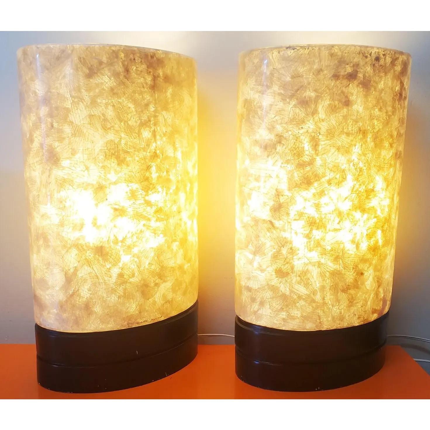 Ensemble de lampes de table hautes en fibre de verre blanc qui sont en bon état d'usage. La base est en bois et polie. Les lampes ont été testées et sont en état de marche. 

Le fabricant est inconnu.