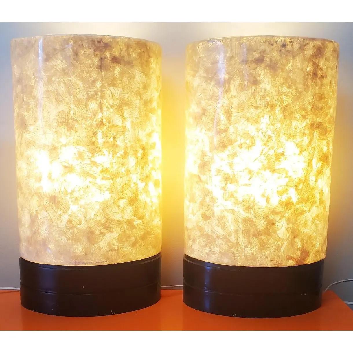 Américain Paire de lampes de table en fibre de verre blanche des années 1970 en vente