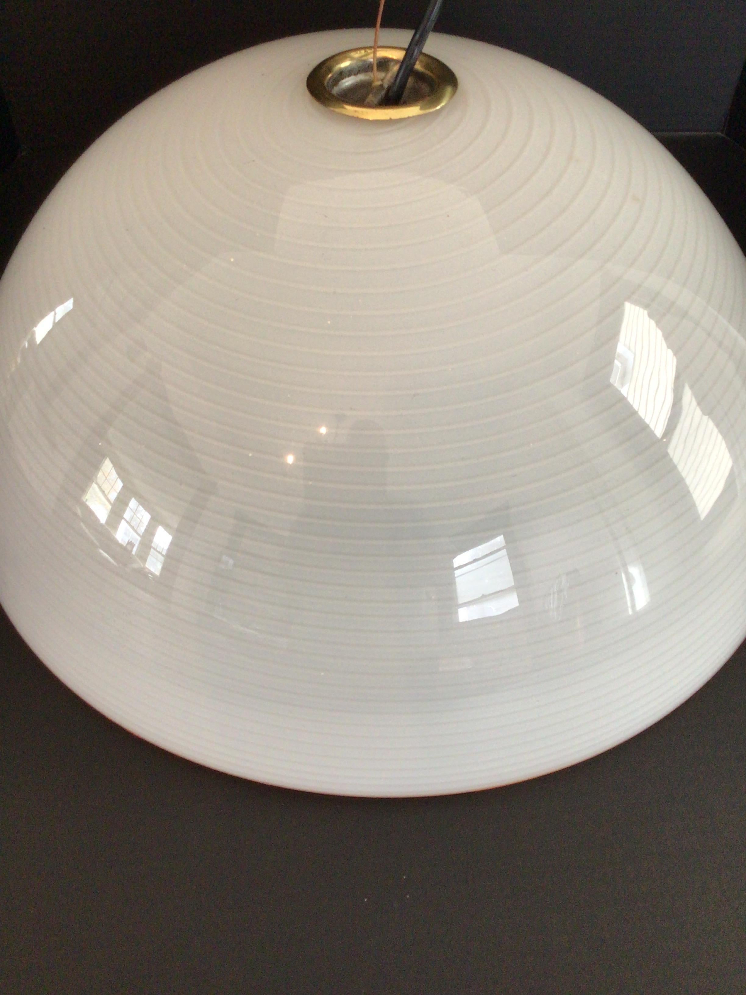 Colgante de cristal blanco de los años 70 con líneas circulares blancas y borde ámbar en Bueno estado para la venta en Tarrytown, NY