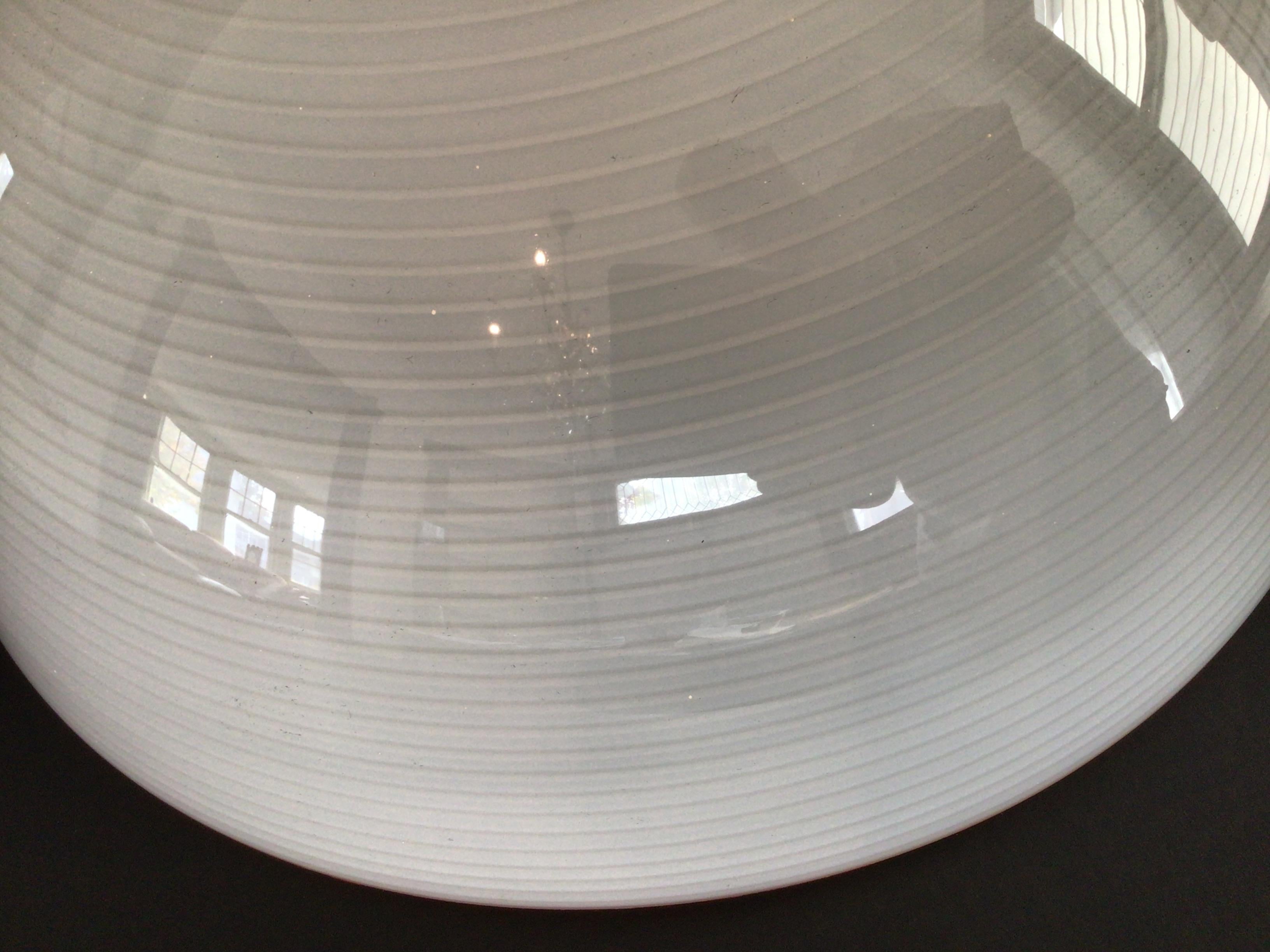 Colgante de cristal blanco de los años 70 con líneas circulares blancas y borde ámbar finales del siglo XX en venta