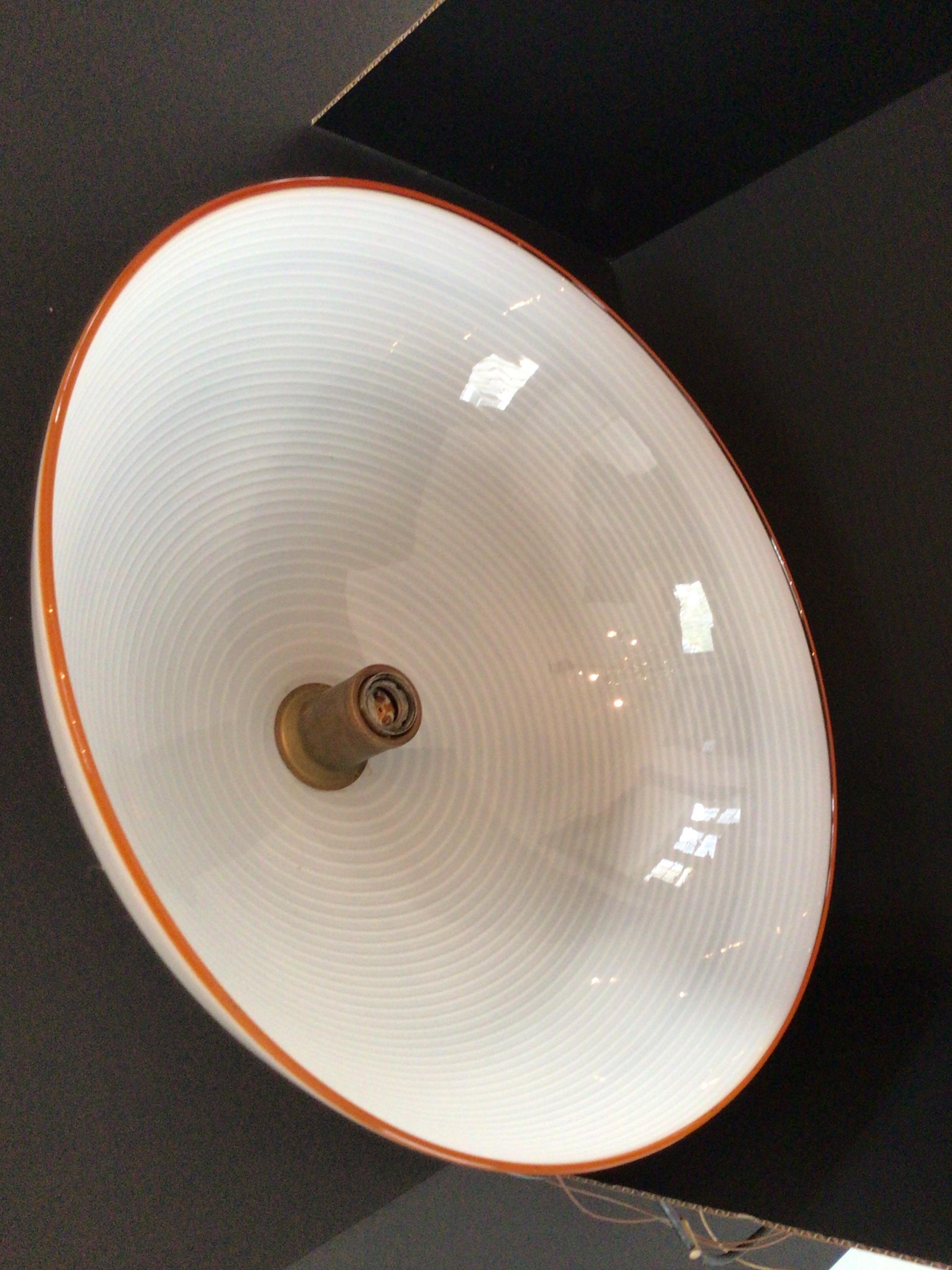 Colgante de cristal blanco de los años 70 con líneas circulares blancas y borde ámbar Latón en venta