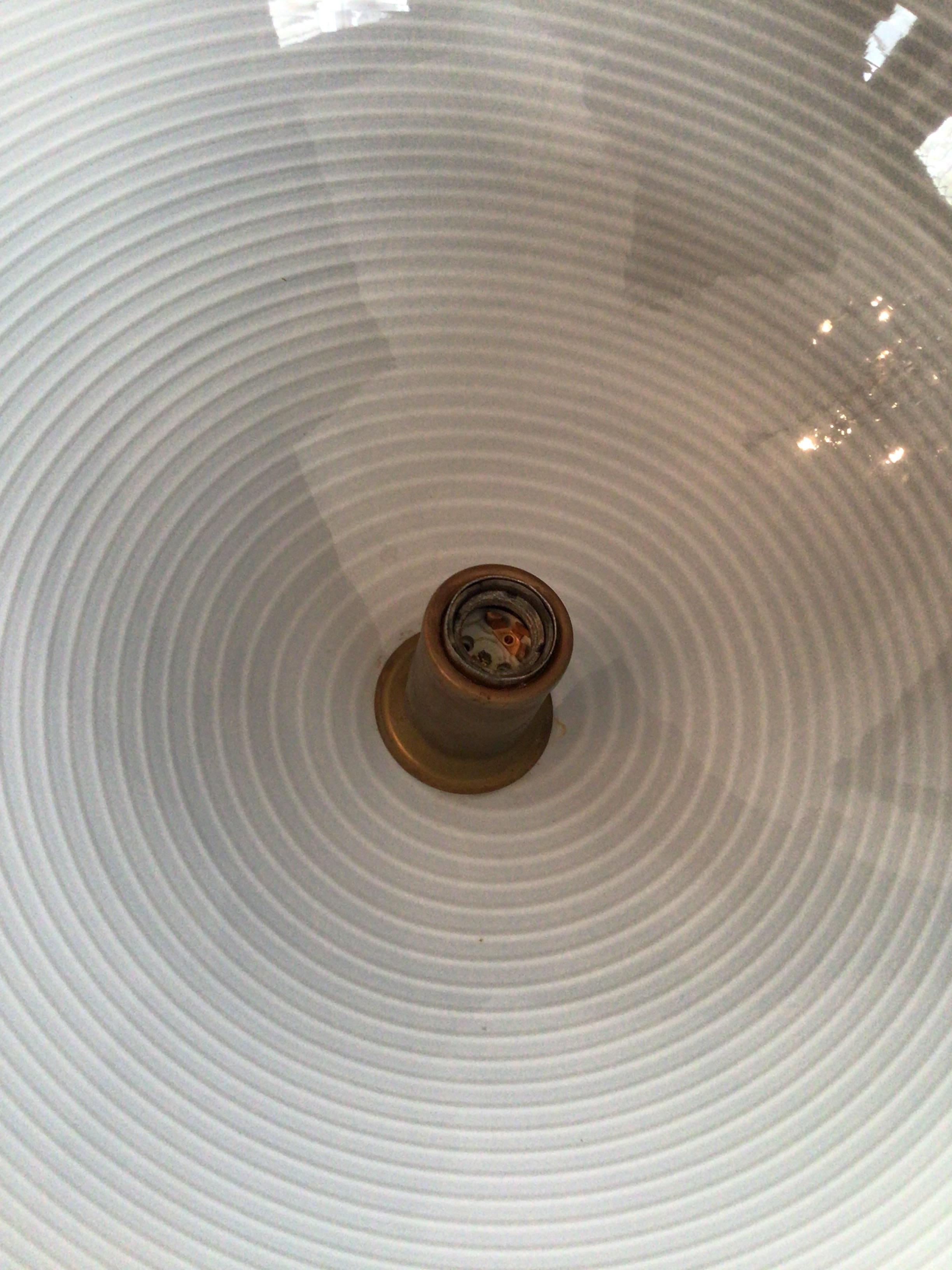 Colgante de cristal blanco de los años 70 con líneas circulares blancas y borde ámbar en venta 1