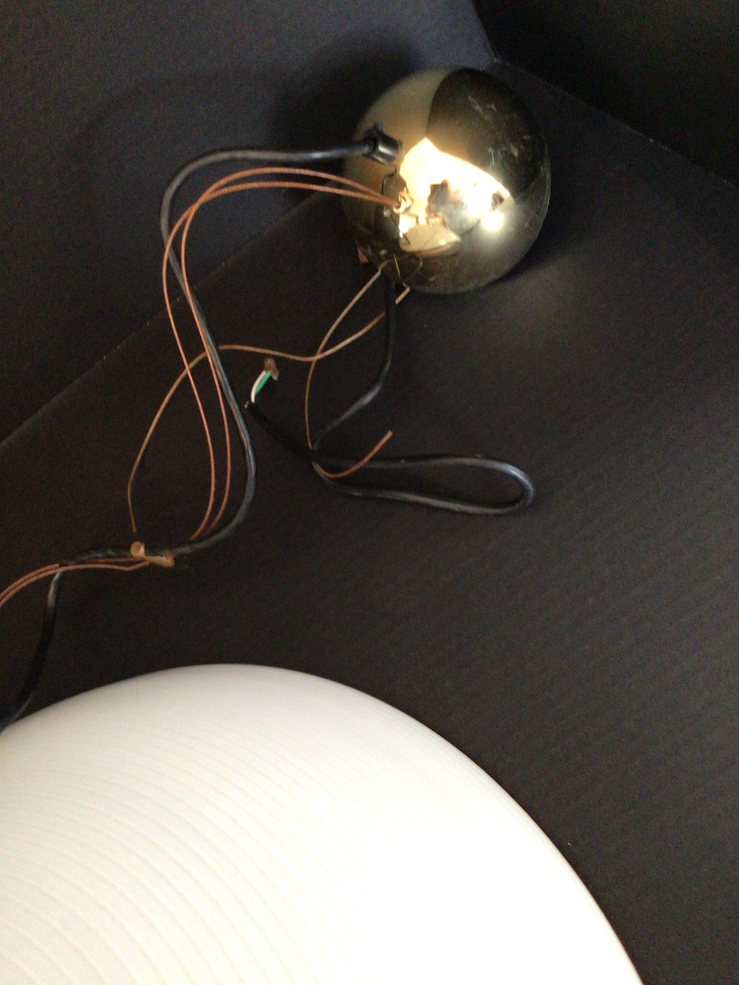 Colgante de cristal blanco de los años 70 con líneas circulares blancas y borde ámbar en venta 2