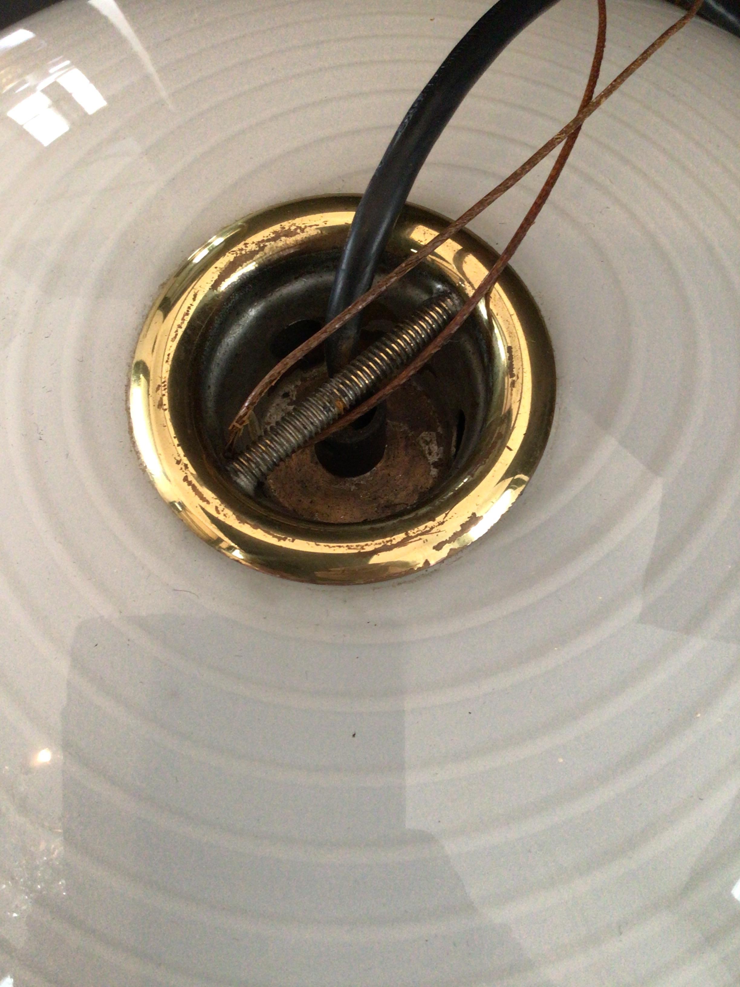 Colgante de cristal blanco de los años 70 con líneas circulares blancas y borde ámbar en venta 3