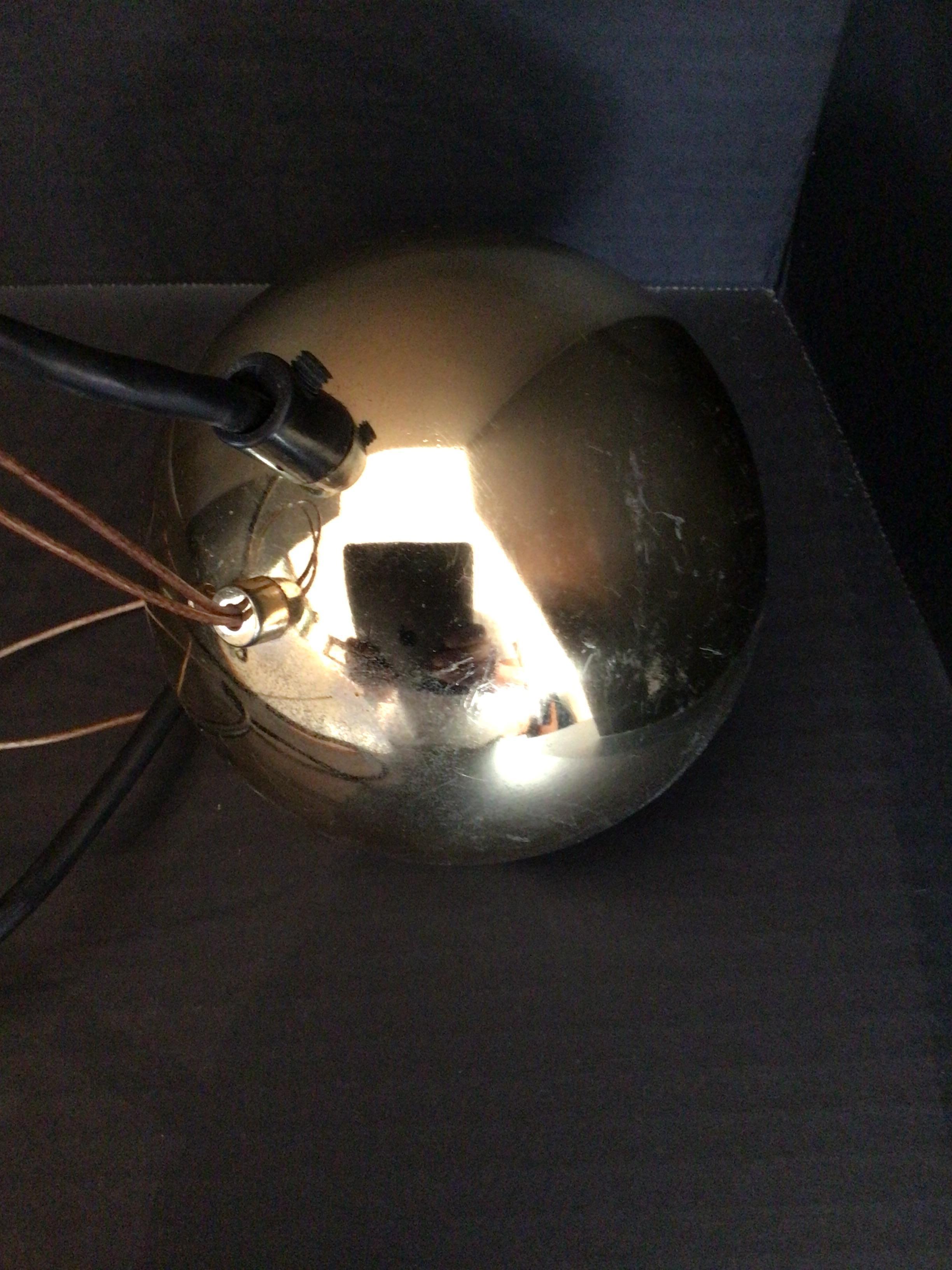 Colgante de cristal blanco de los años 70 con líneas circulares blancas y borde ámbar en venta 4